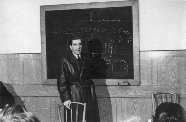 Bay Zoltán a rádiójelekről tart előadást 1946-ban