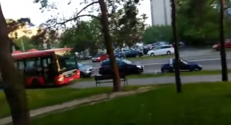 Letarolta a járdát egy elszabadult csuklós busz Pozsonyban