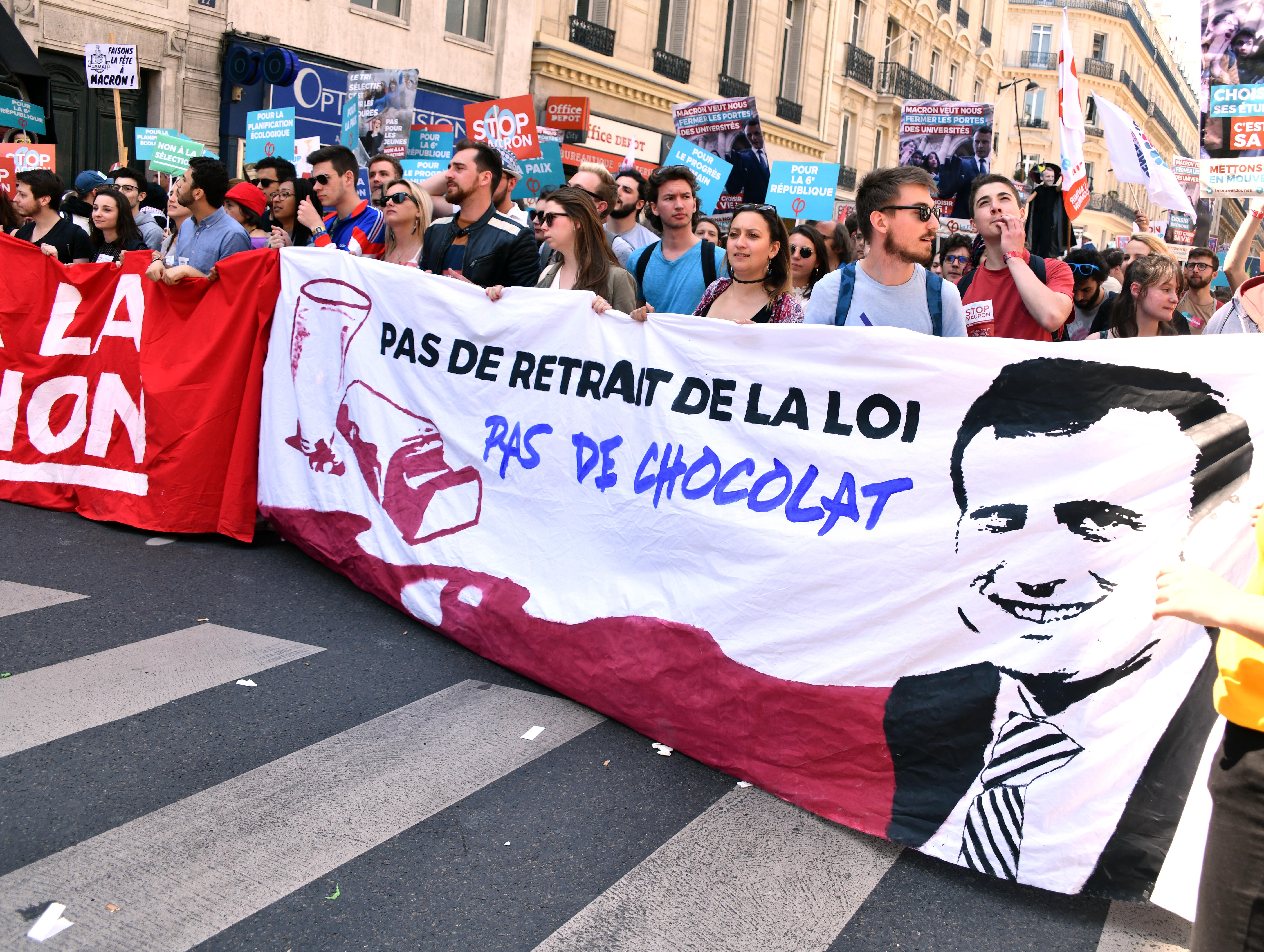 Ezrek tüntetnek Macron politikája ellen Párizsban