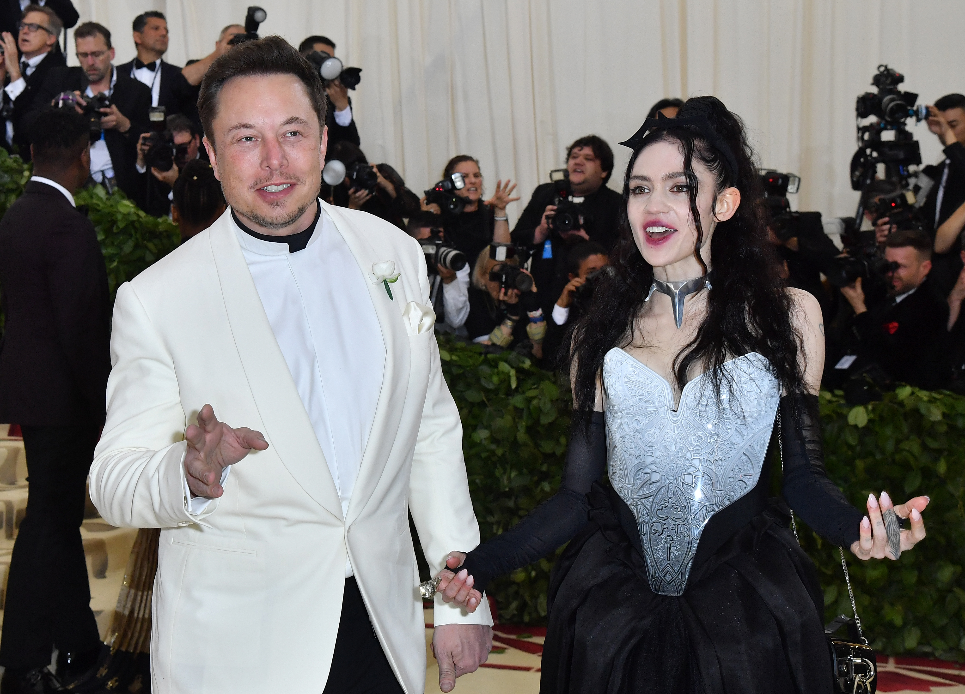 Az internet földre került, és rászámolnak: Grimes és Elon Musk járnak