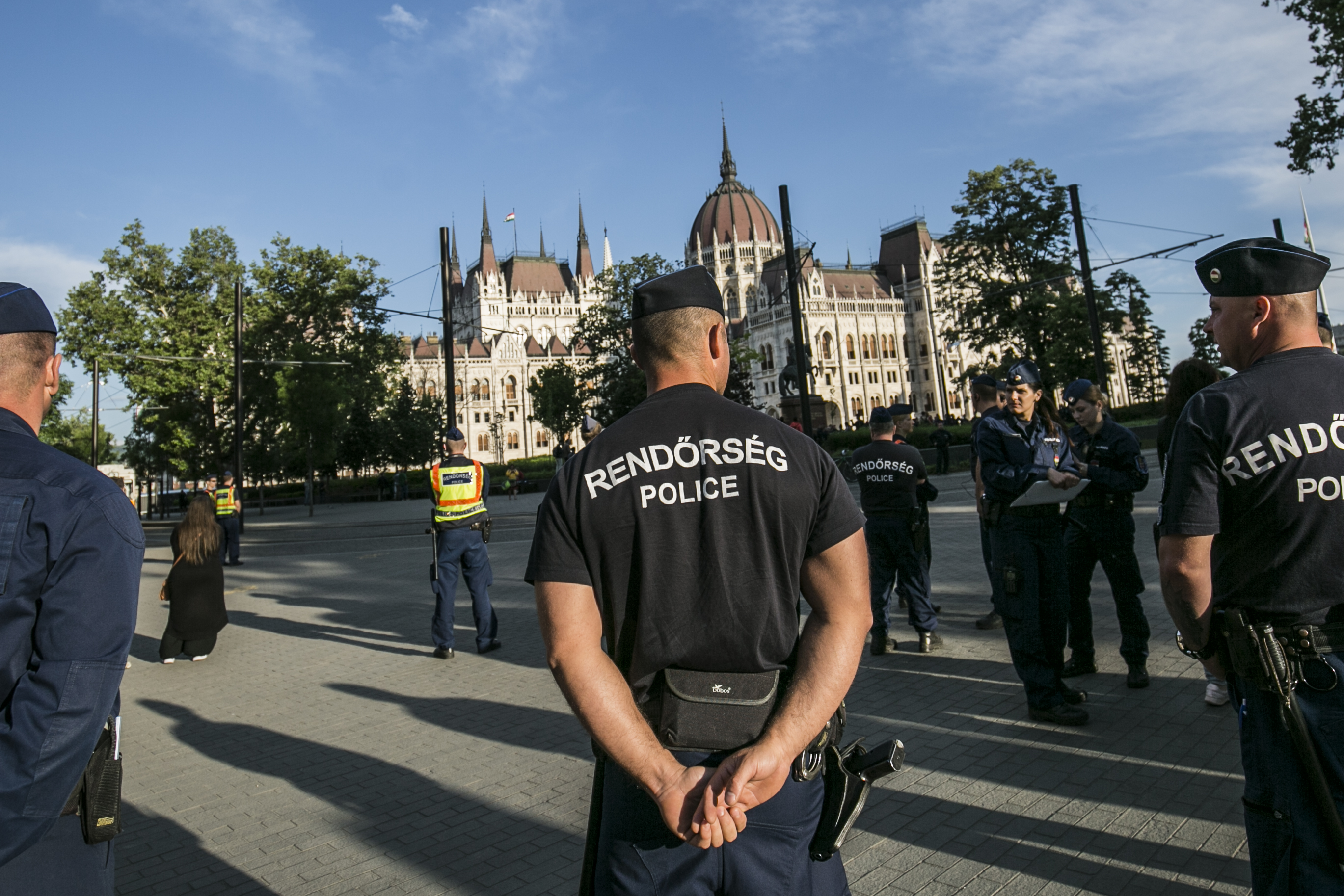 Májusig akárkit, akármikor, akármiért igazoltathatnak és átvizsgálhatnak a rendőrök Magyarországon