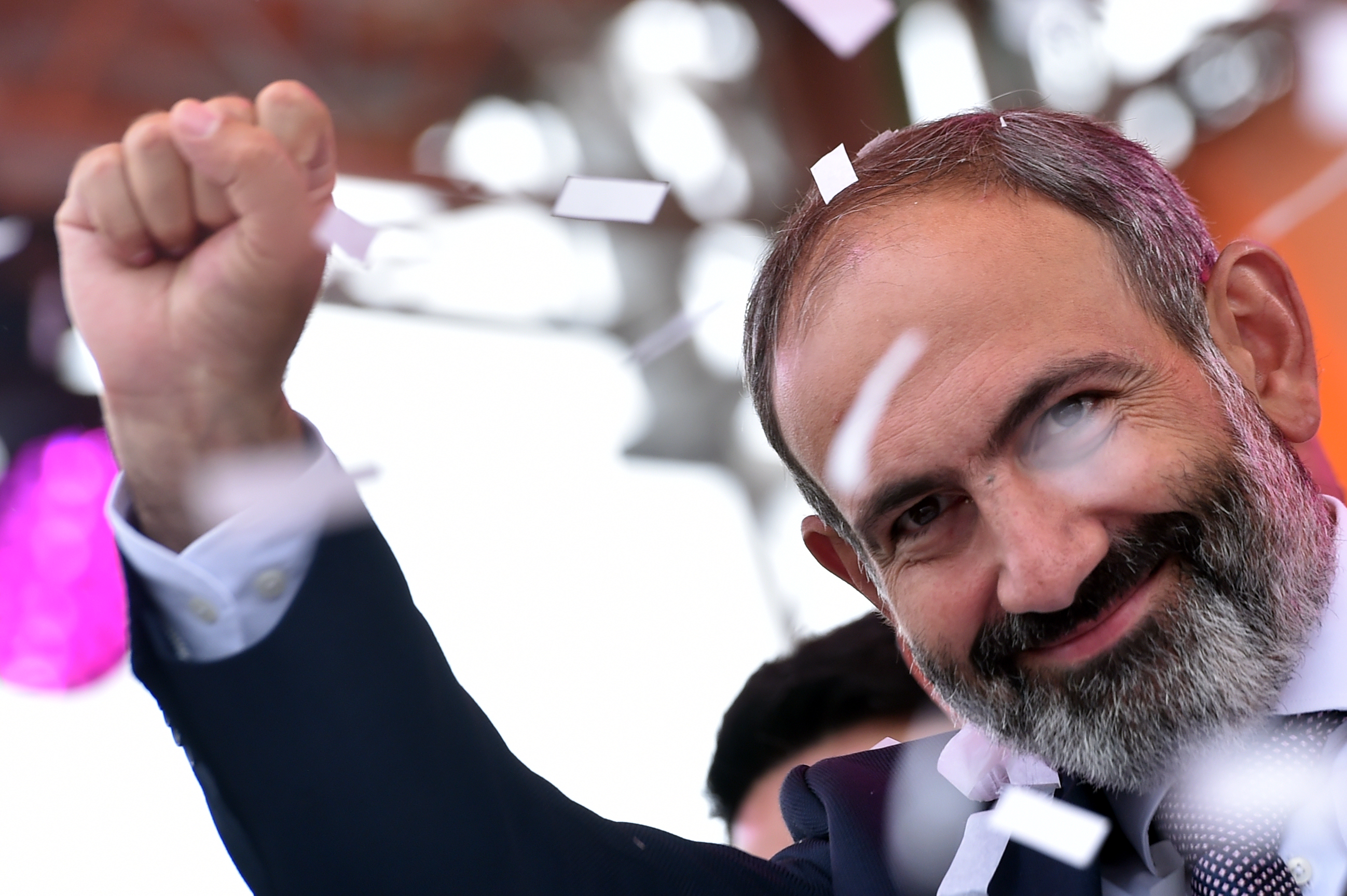 Győztek a tüntetők, Nikol Pasinján lett a miniszterelnök