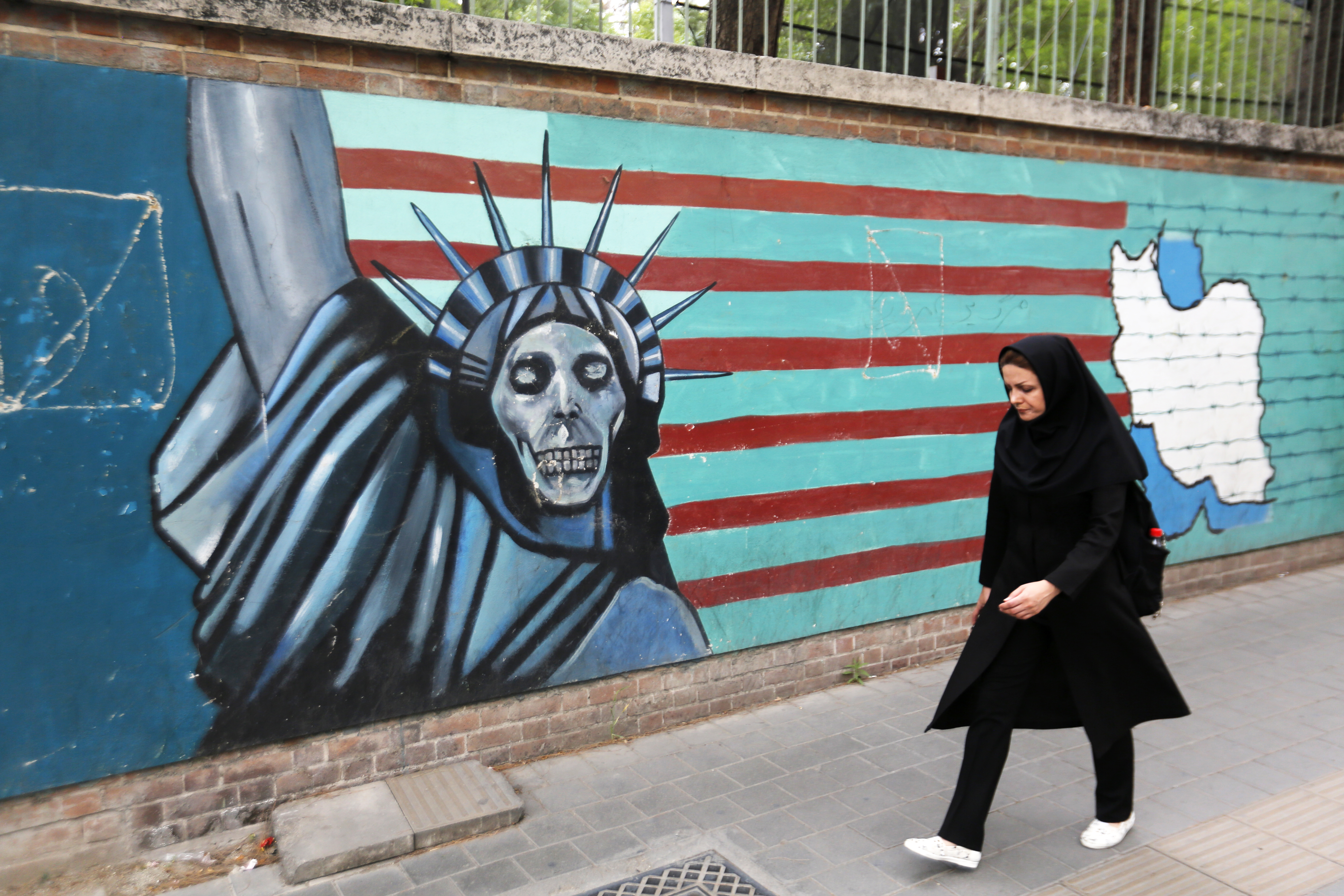Iráni nő sétál a korábbi amerikai nagykövetség előtt Teheránban