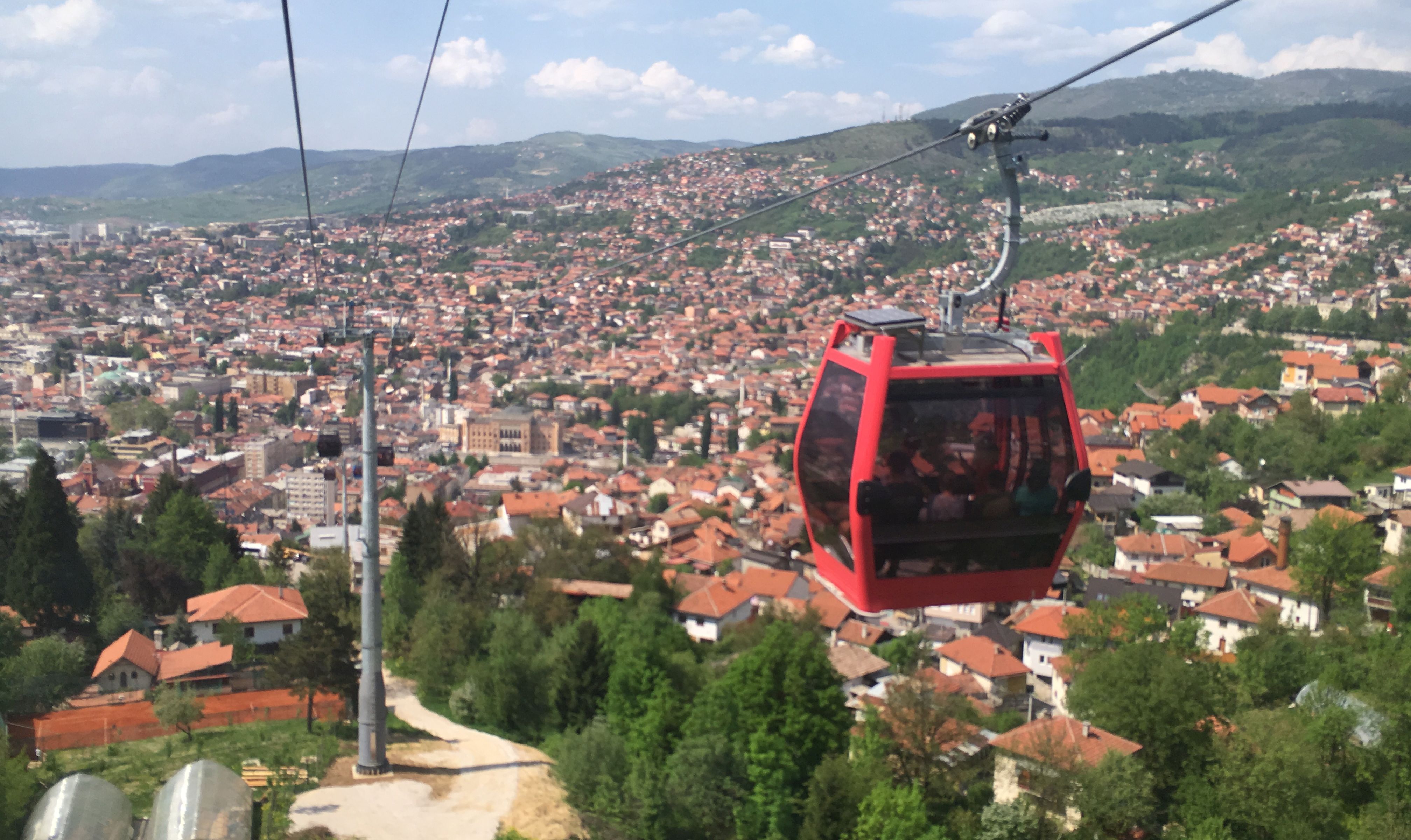 Tizenkilenc utas és egy kutya rekedt egy osztrák felvonóban a vihar után