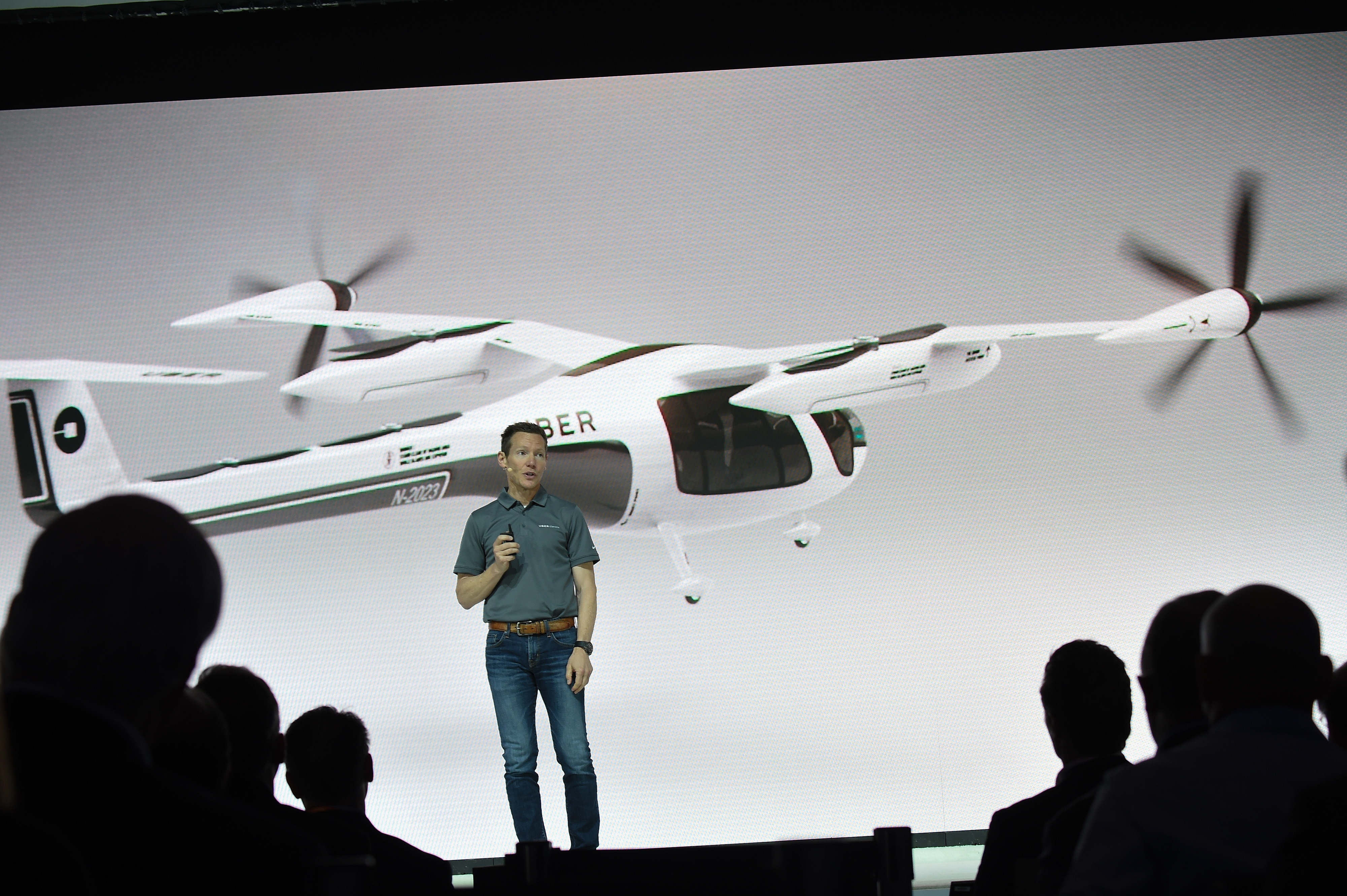 Jeff Holden termékfőnök mutatja be a légi taxikat az Elevate konferencián