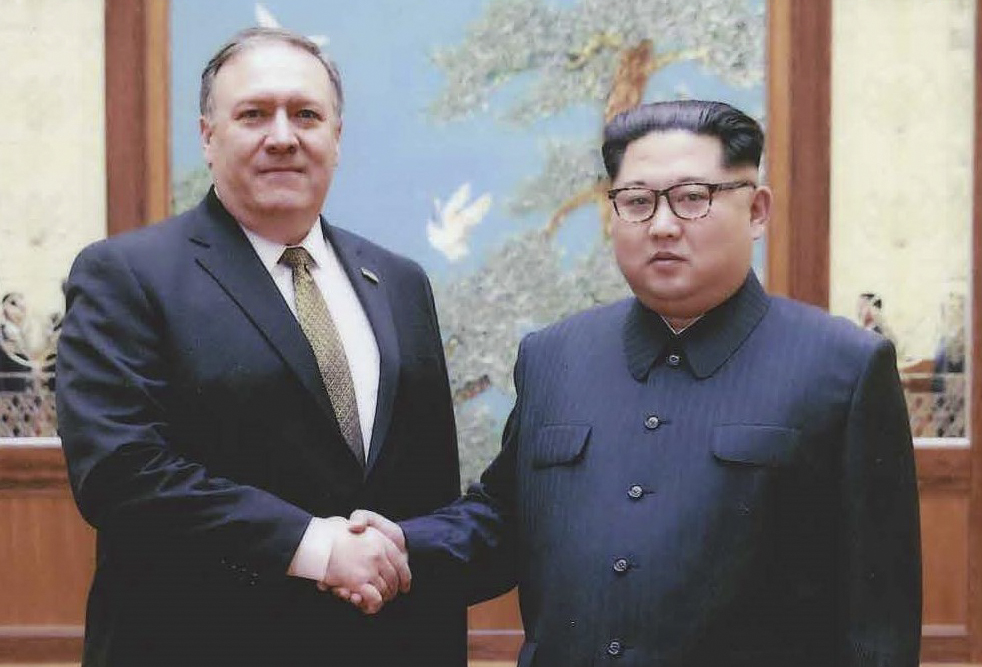 Észak-Korea elengedett három amerikai foglyot