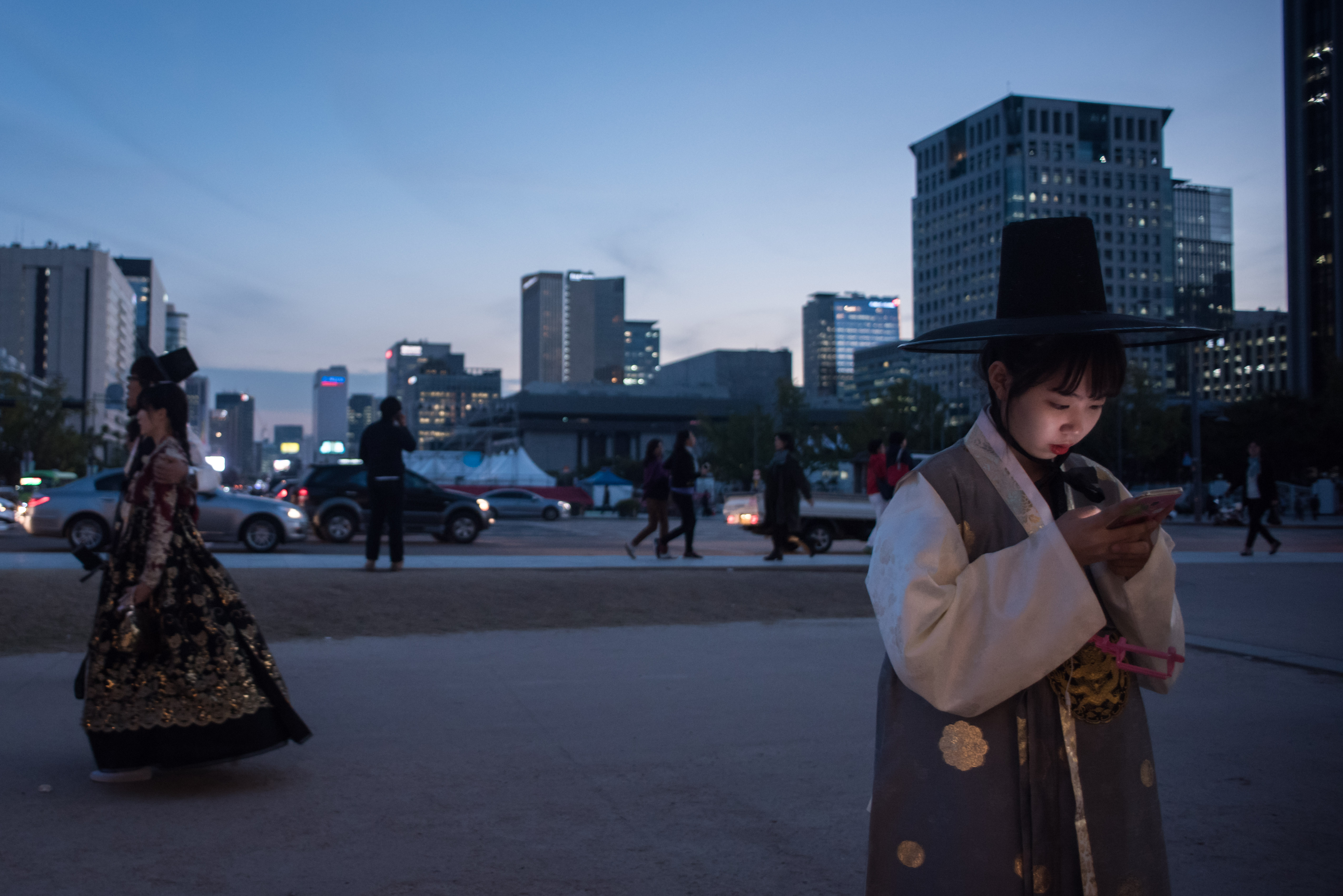 Koreában már annyi a telefonzombi, hogy a médiahatóság olyan alkalmazást terjeszt, ami öt lépés után blokkolja a telefont