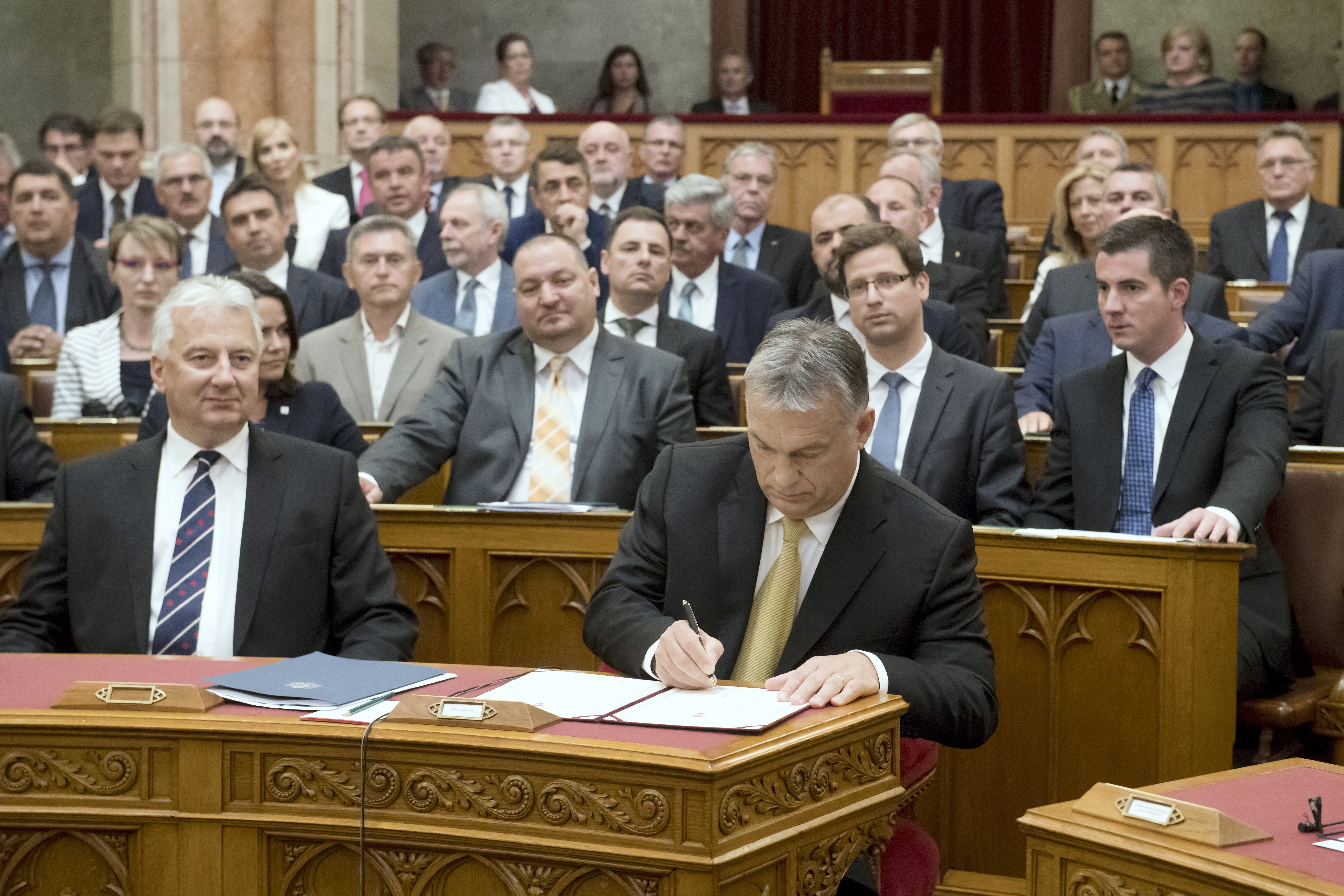 Orbán Viktor miniszterelnök aláírja esküje szövegét az Országgyûlés plenáris ülésén 2018. május 10-én