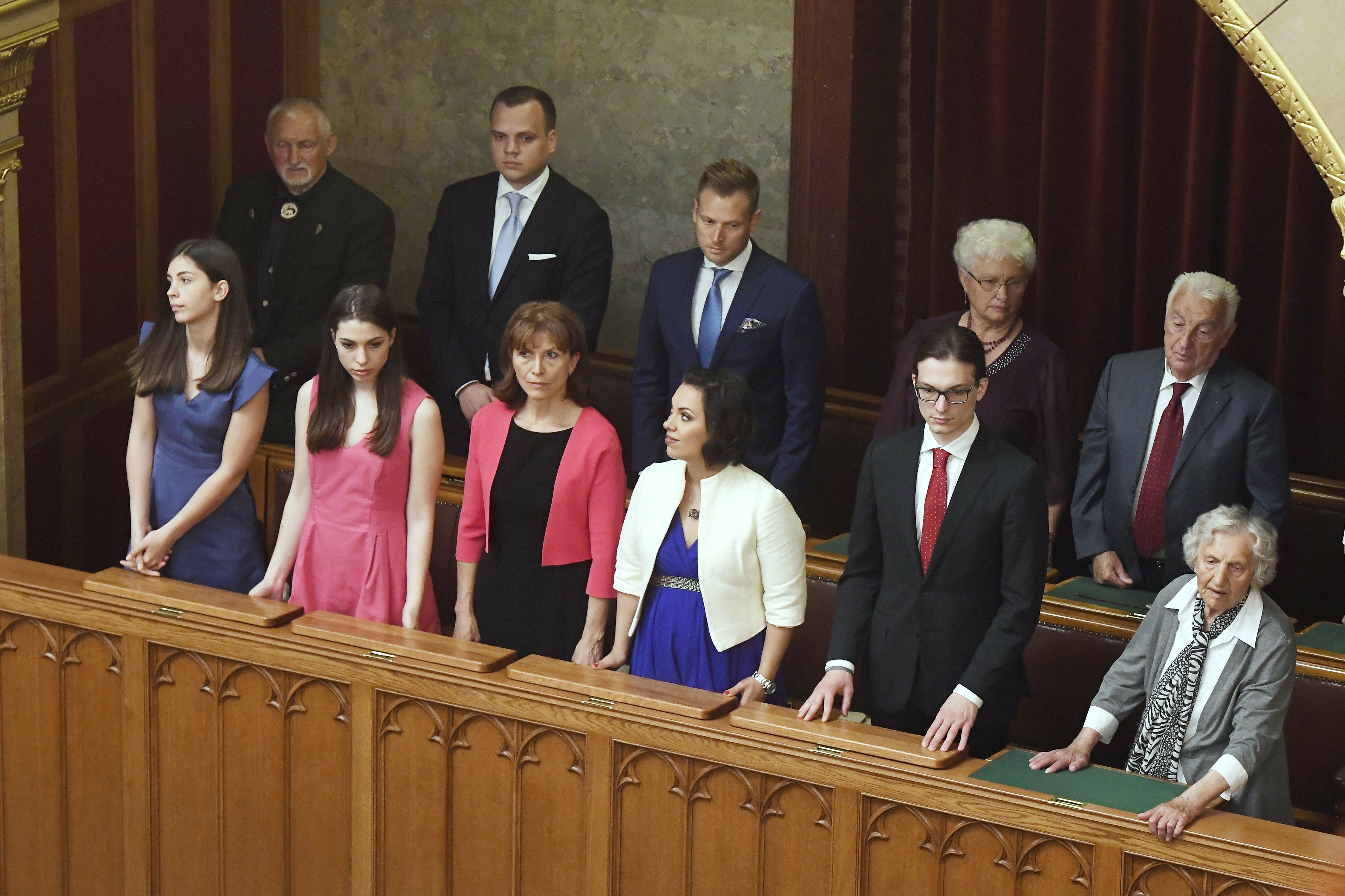 Orbán Viktor felesége, Lévai Anikó (első sor, b3), lányai, Flóra, Róza és Ráhel (első sor b, b2, b4), fia, Gáspár (első sor, j2), édesapja, Orbán Győző, édesanyja, Orbán Győzőné, és veje, Tiborc István (második sor, j-b) 2018. május 10-én az Országgyűlés plenáris ülésén, ahol újra miniszterelnökké választották Orbán Viktort.