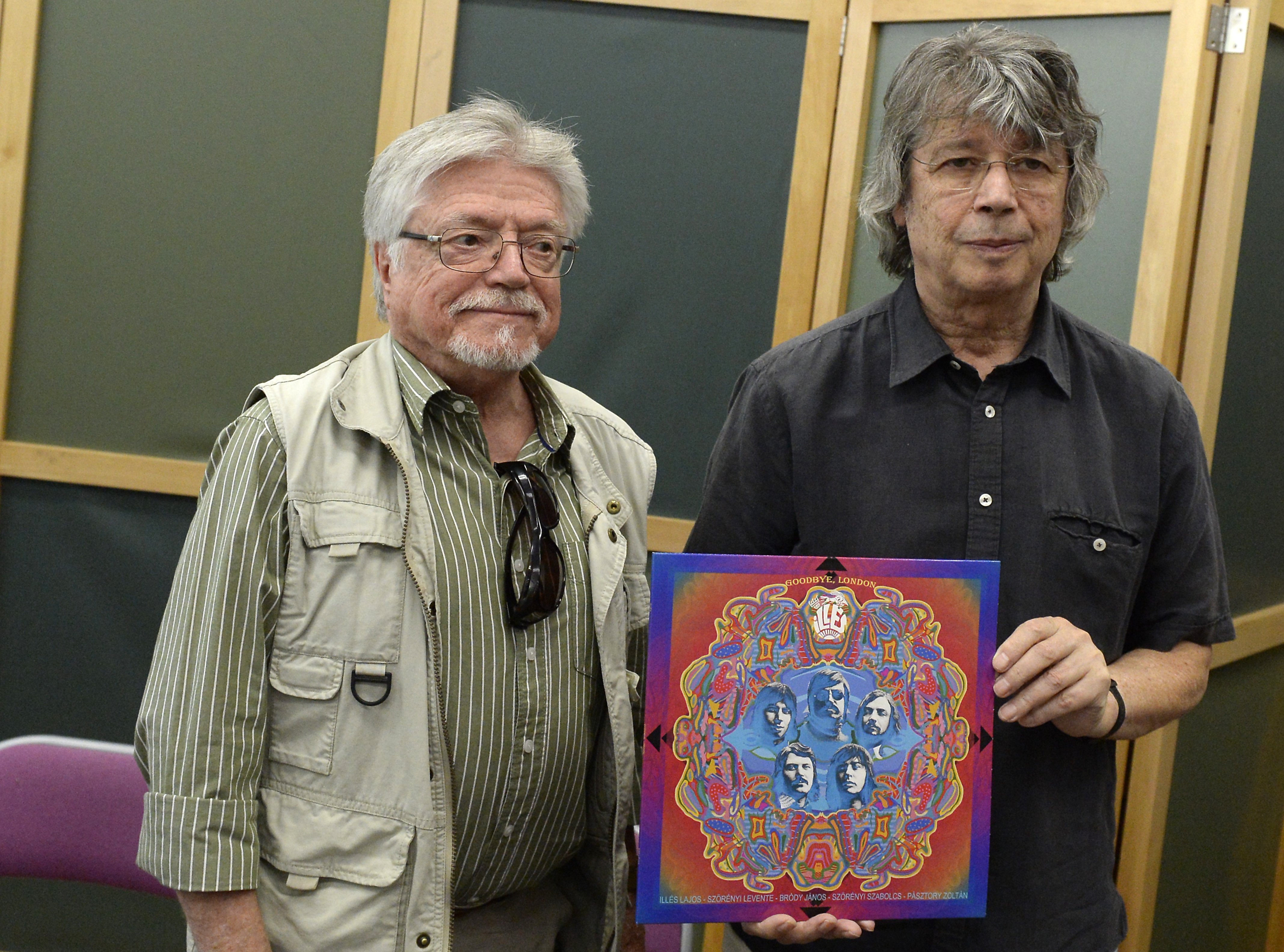 Szörényi Levente és Bródy János az Illés együttes 1970-es betiltott, Goodbye London címmel 2018-ban kiadott albumával a lemezbemutató koncert sajtótájékoztatóján a Fővárosi Művelődési Házban 2018. május 10-én.