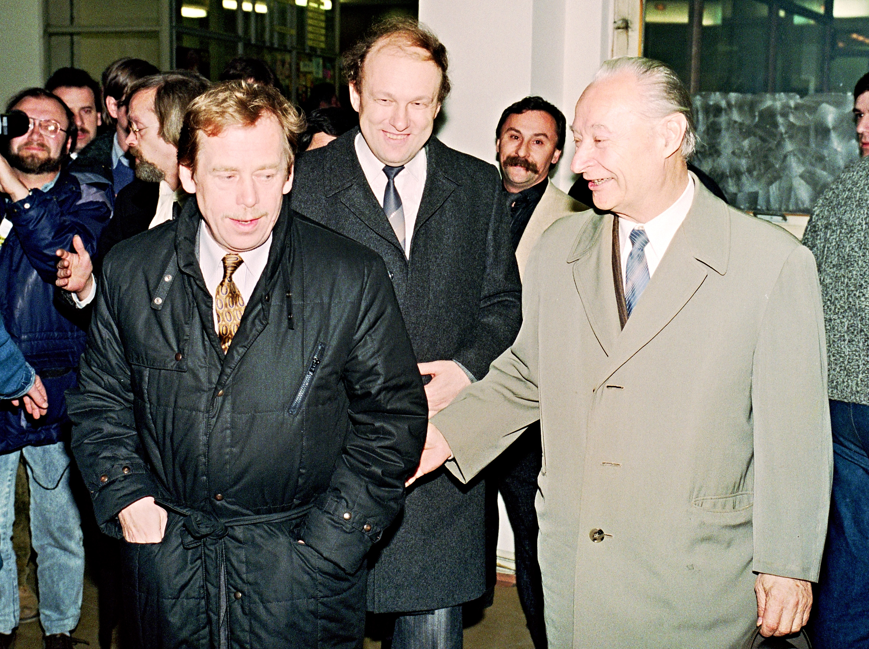 Balra Vaclav Havel csehszlovák elnök, jobbra Alexander Dubcek, aki akkor már felszabadultan tudott mosolyogni.