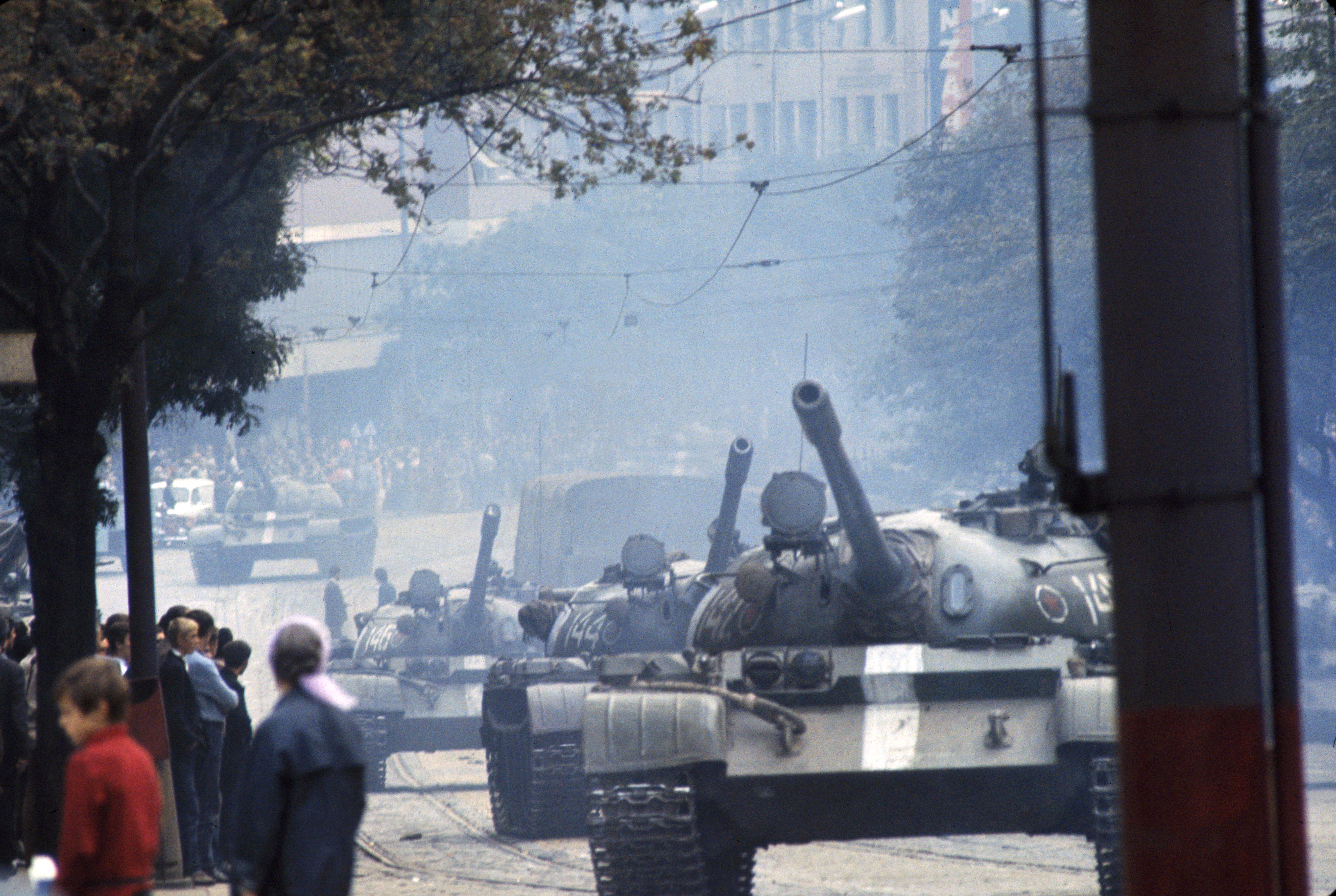Passzivitásra kárhoztatott tömeg fogadta a tankokat Pozsonyban is.