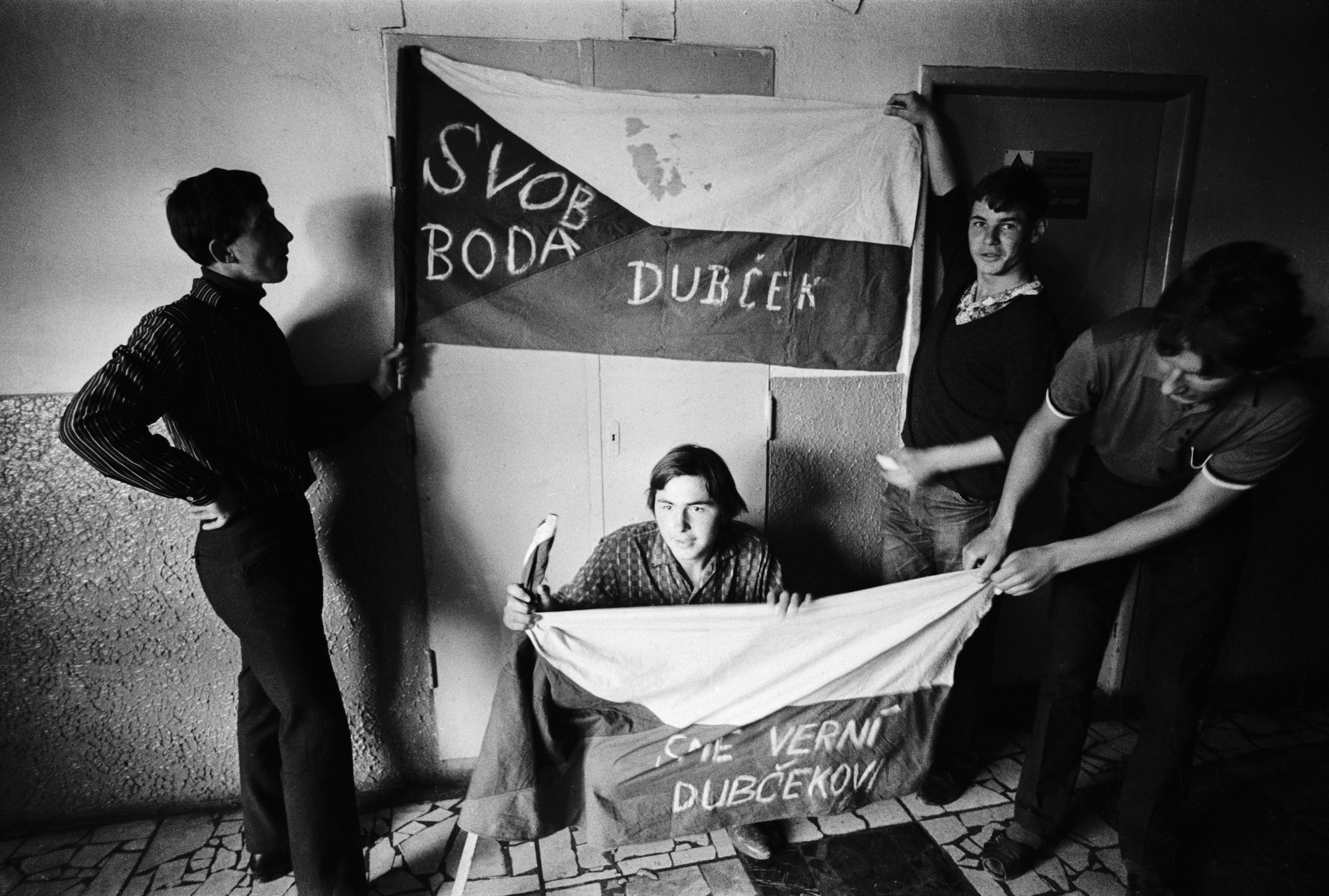 Egy faluban fiatalok mutatják Dubceket és Svoboda elnököt éltető zászló-transzparensüket 1968. augusztus 20-án.