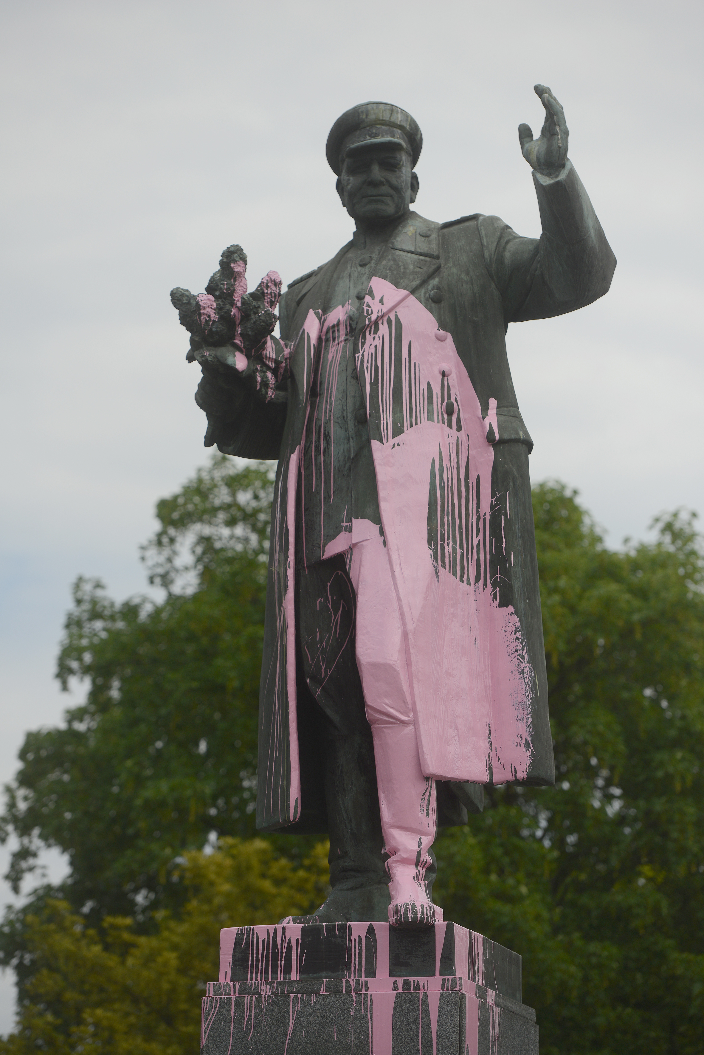 Friss emlék a prágai tavasz 40. évfordulójára: május 7-én, hétfőn éjjel rózsaszín festékkel öntötték le a második világháborús szovjet parancsnok szobrát Prágában.