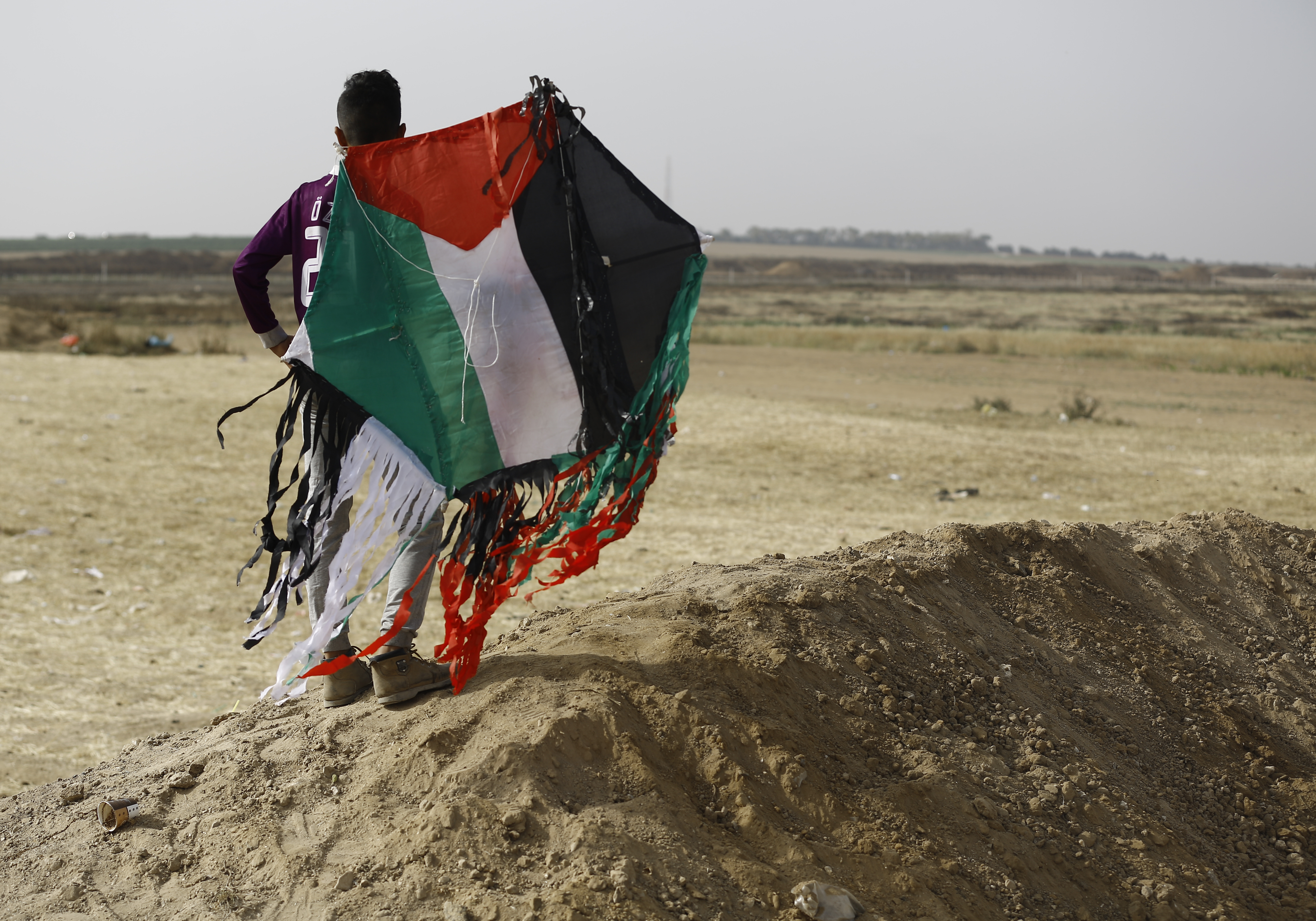 Molotov-koktélokkal szerelt papírsárkányokkal mennek a palesztin tüntetők az izraeli hadseregre