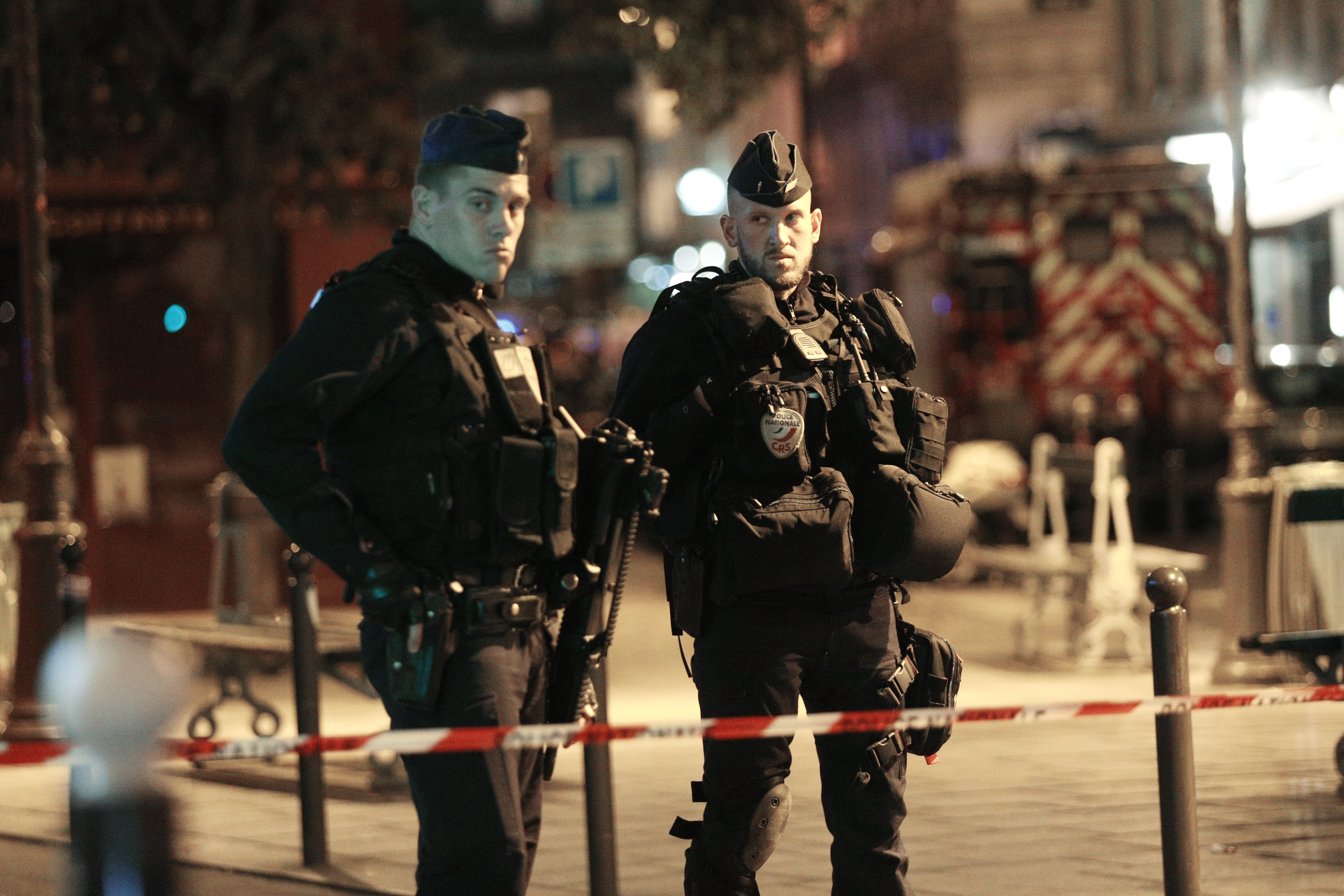 Lelőtték a férfit, aki késsel támadt járókelőkre Párizsban