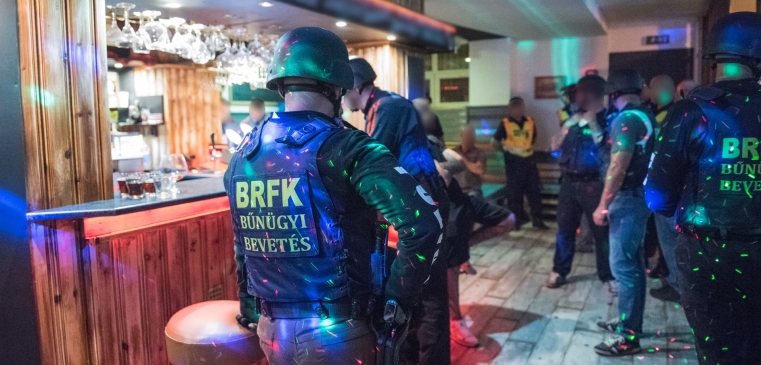 Tizenkét embert vittek be a rendőrök a bulinegyedből drogozás miatt