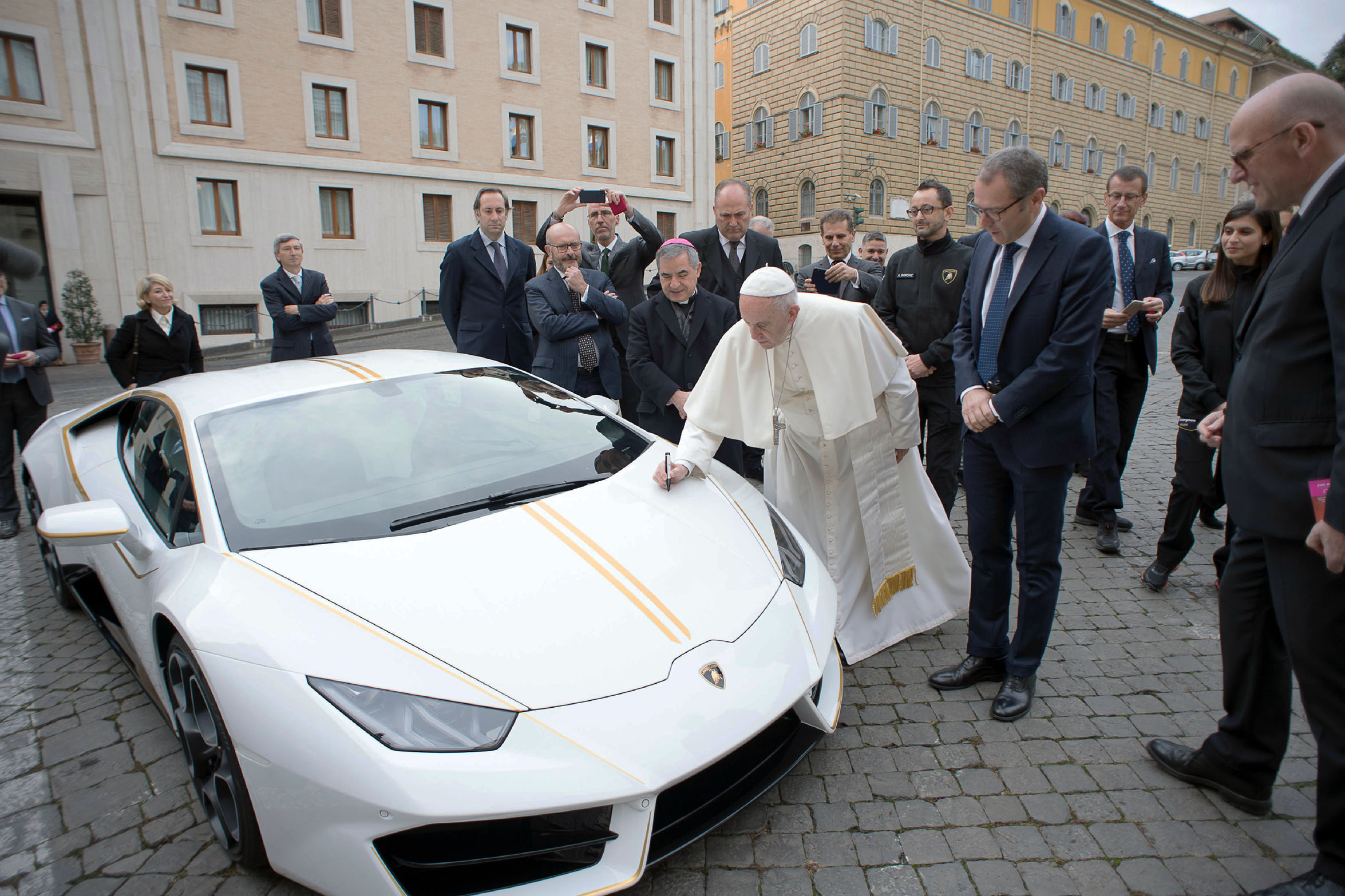 Ferenc pápa rekordáron adta el a Lamborghinijét