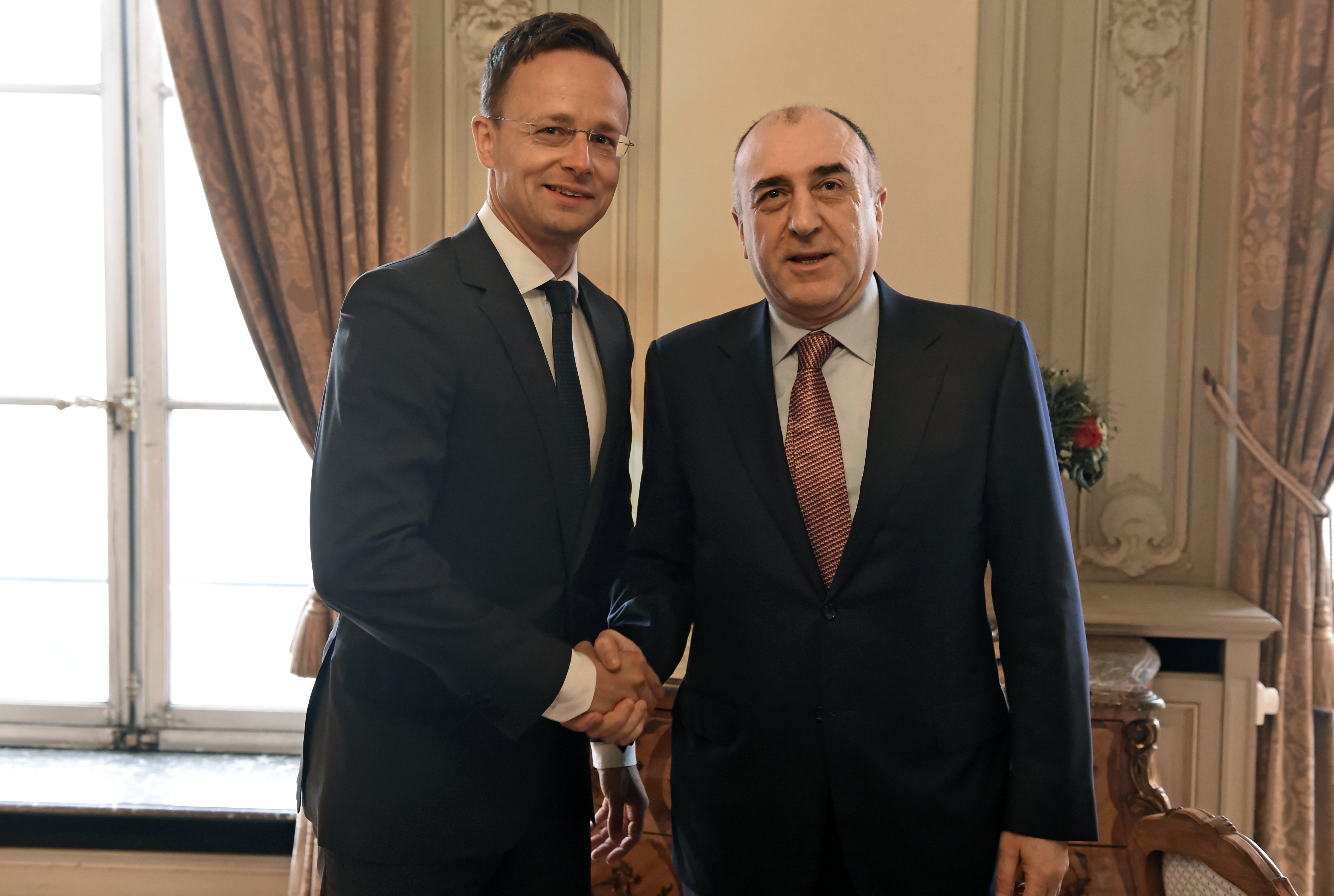 Szijjártó átadta a Magyar Érdemrend középkeresztje kitüntetést az azeri külügyminiszternek
