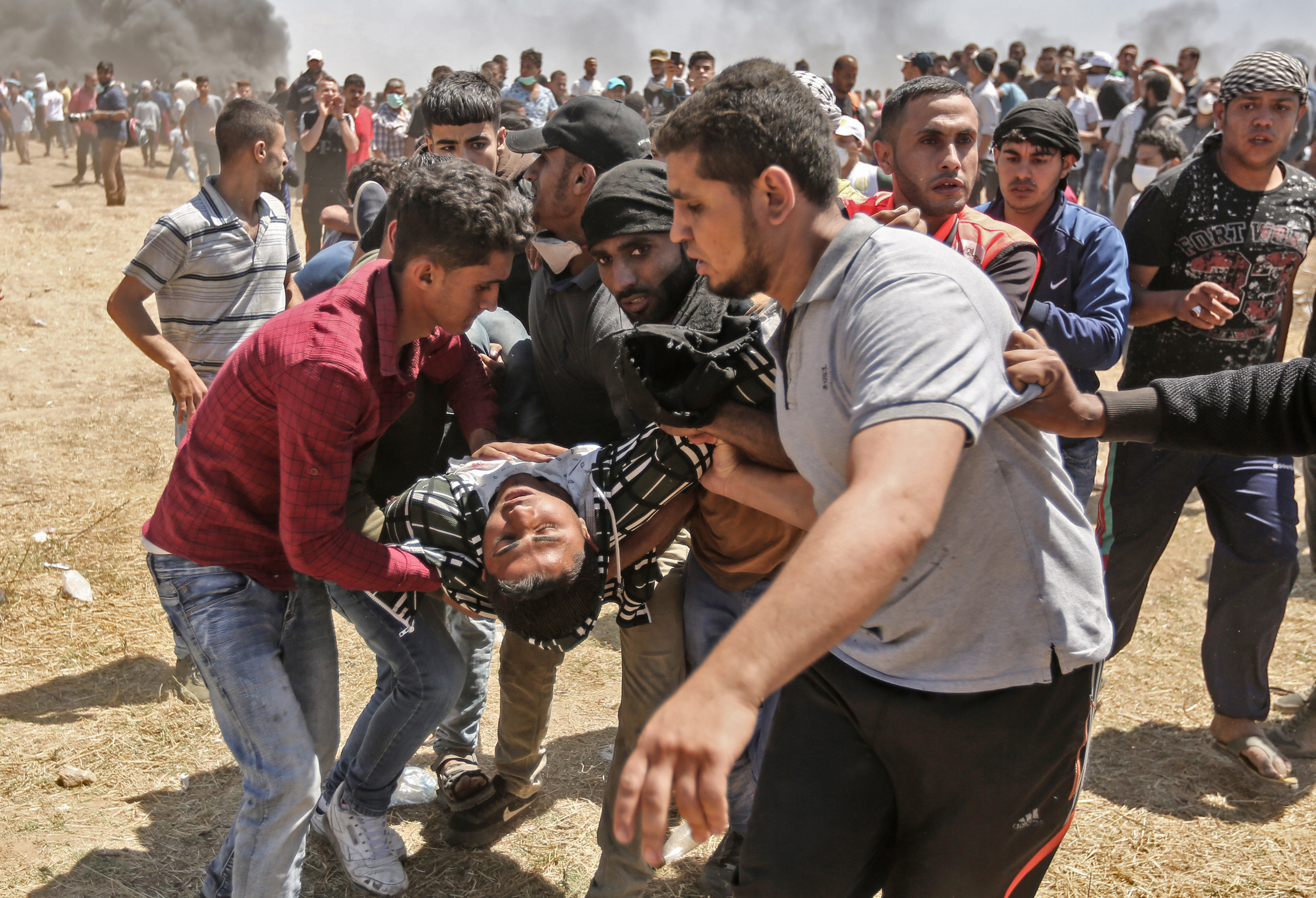 Az izraeli hadsereg segélyszállítmányokat visz Gázába, miután hétfőn megöltek 58 palesztin tüntetőt