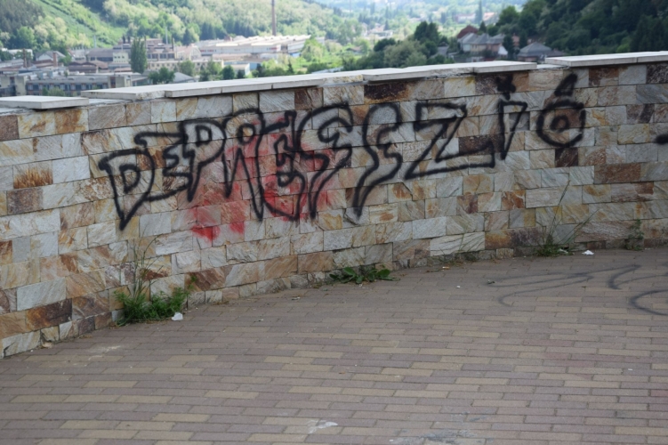 Döbbenet: megrongálták a salgótarjáni országzászló kőfalát 