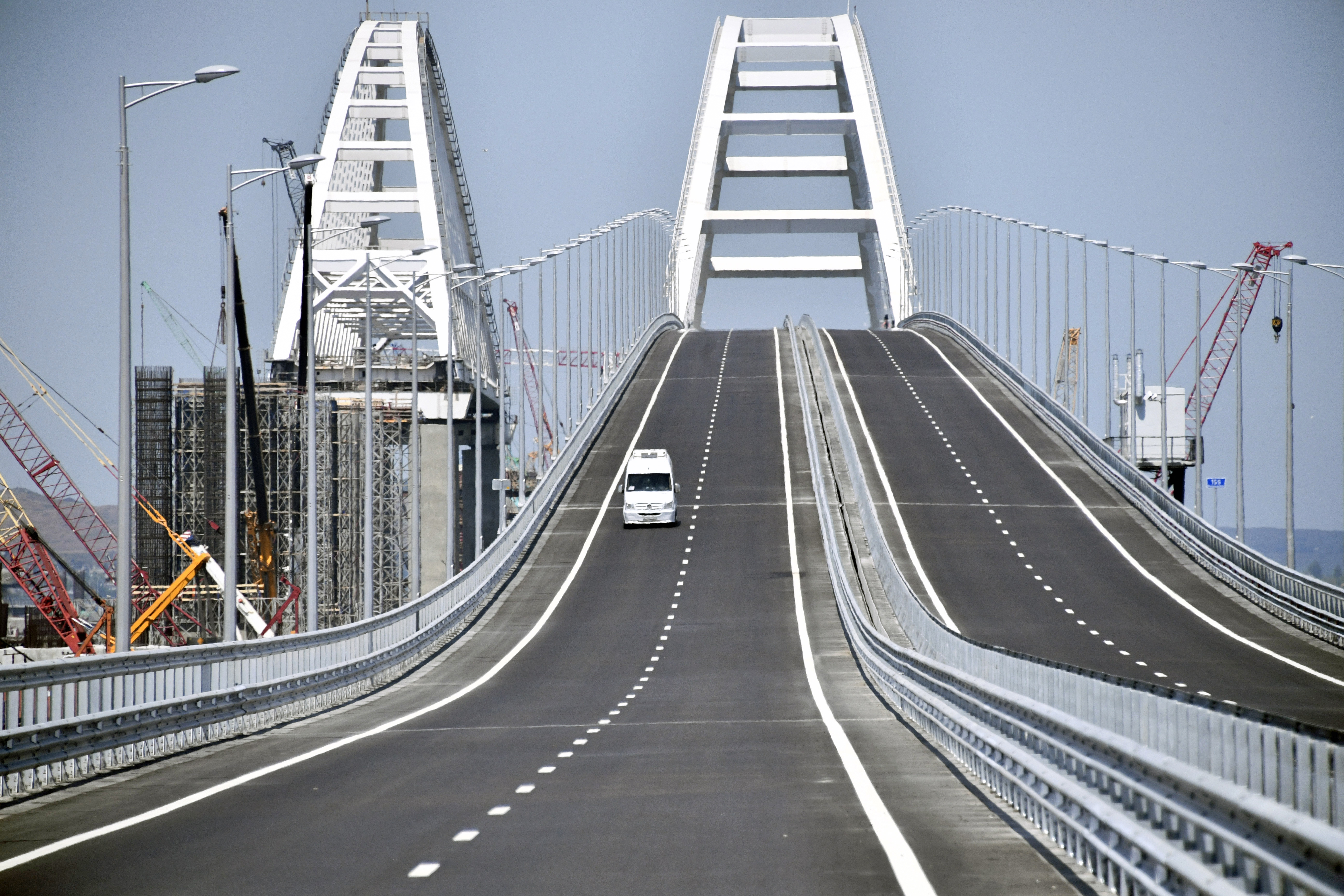 Putyin egy KamAZ-t vezetve avatta fel a krími hidat, amit a gyerekkori barátja épített