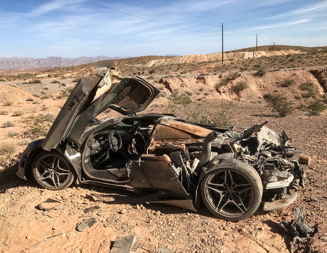 Üresen akadtak rá a rendőrök a sivatagban a ripityára tört 80 milliós McLaren-re