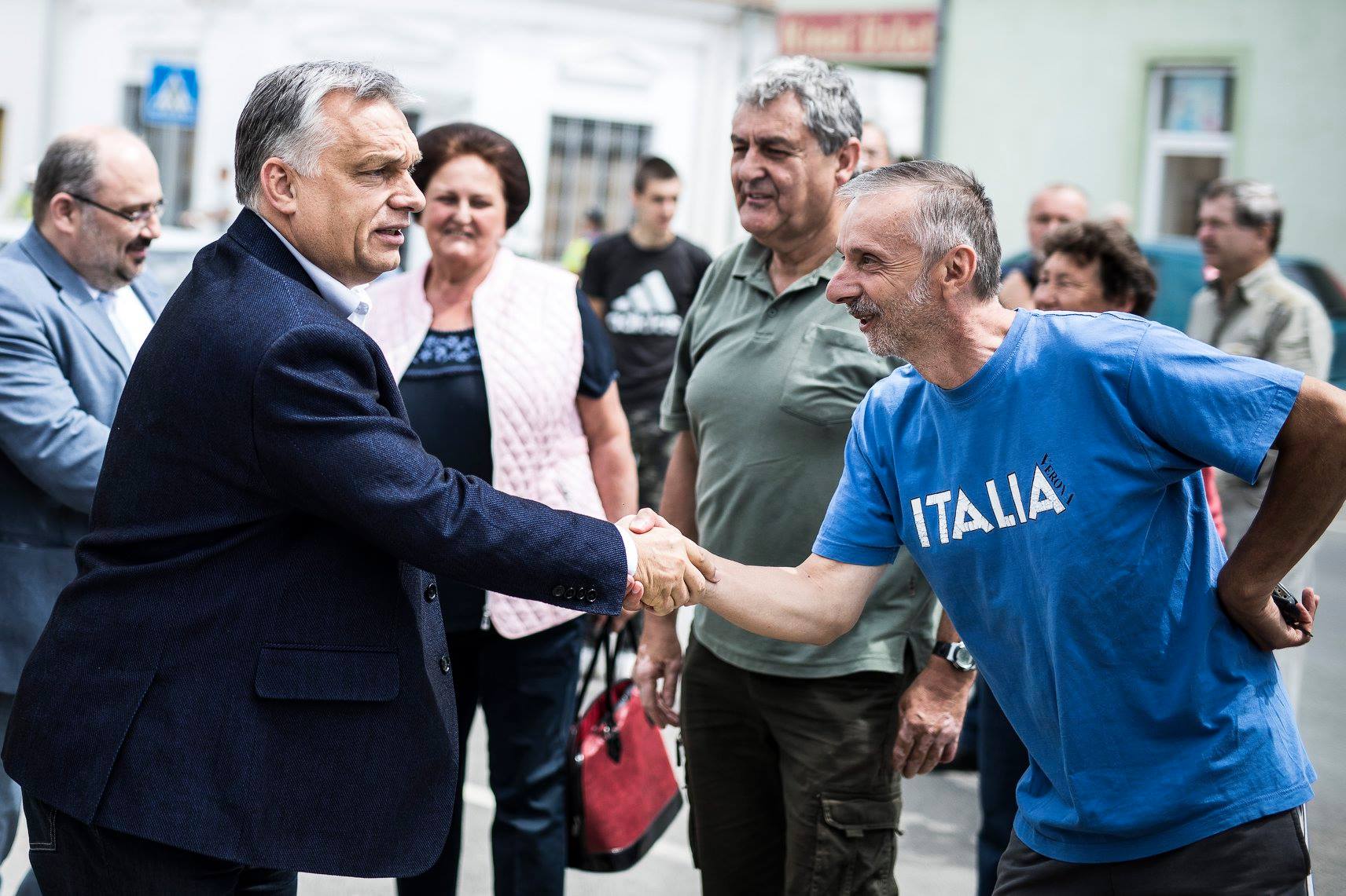 Orbán Viktor országjárásba kezd, mindenhol elmondja, hogy nem engedi be a migránsokat