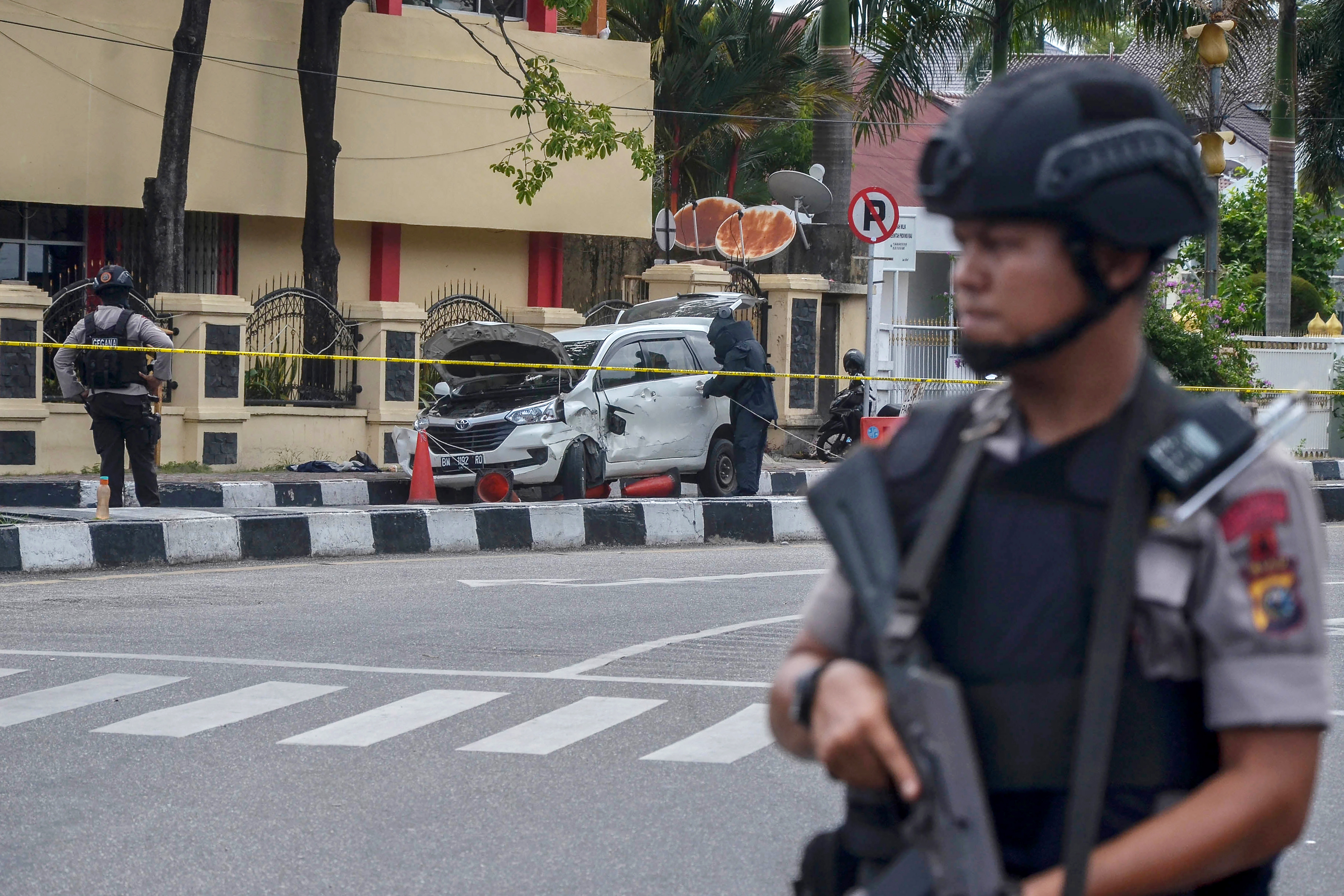 Szamurájkarddal támadtak a rendőrökre a terroristák Indonéziában