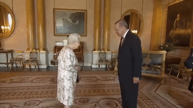 Rossz nézni, amit Erzsébet királynő és Erdogan művelnek