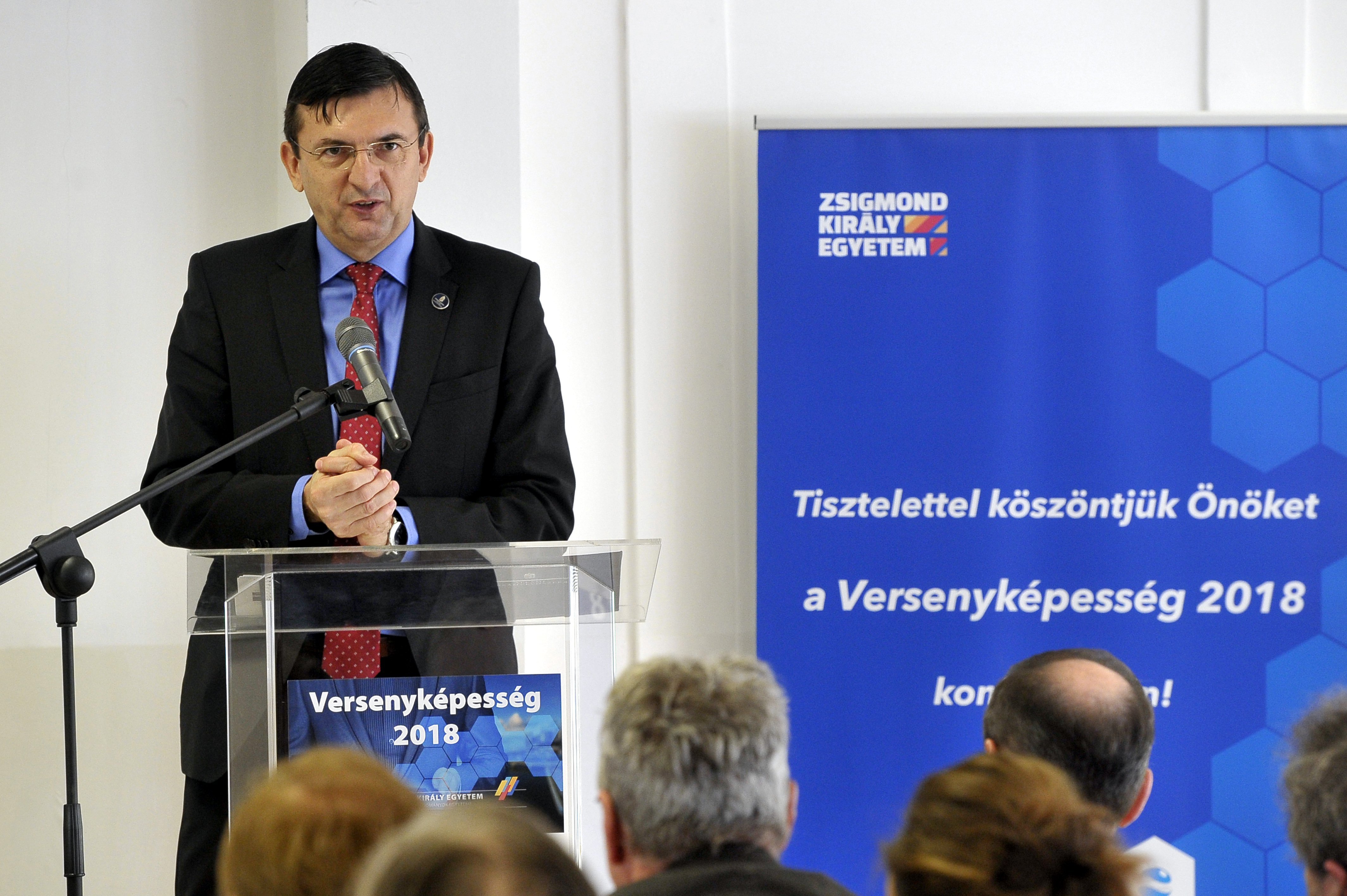 Domokos László felszólal a Zsigmond Király Egyetem Versenyképesség 2018 című, a versenyképesség, az innováció és az oktatás témakörében megrendezett konferenciáján 2018. május 17-én.