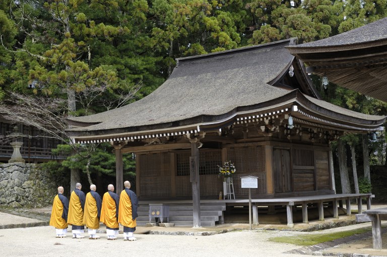 Beperelte egy japán szerzetes a templomot, amelyik kizsigerelte