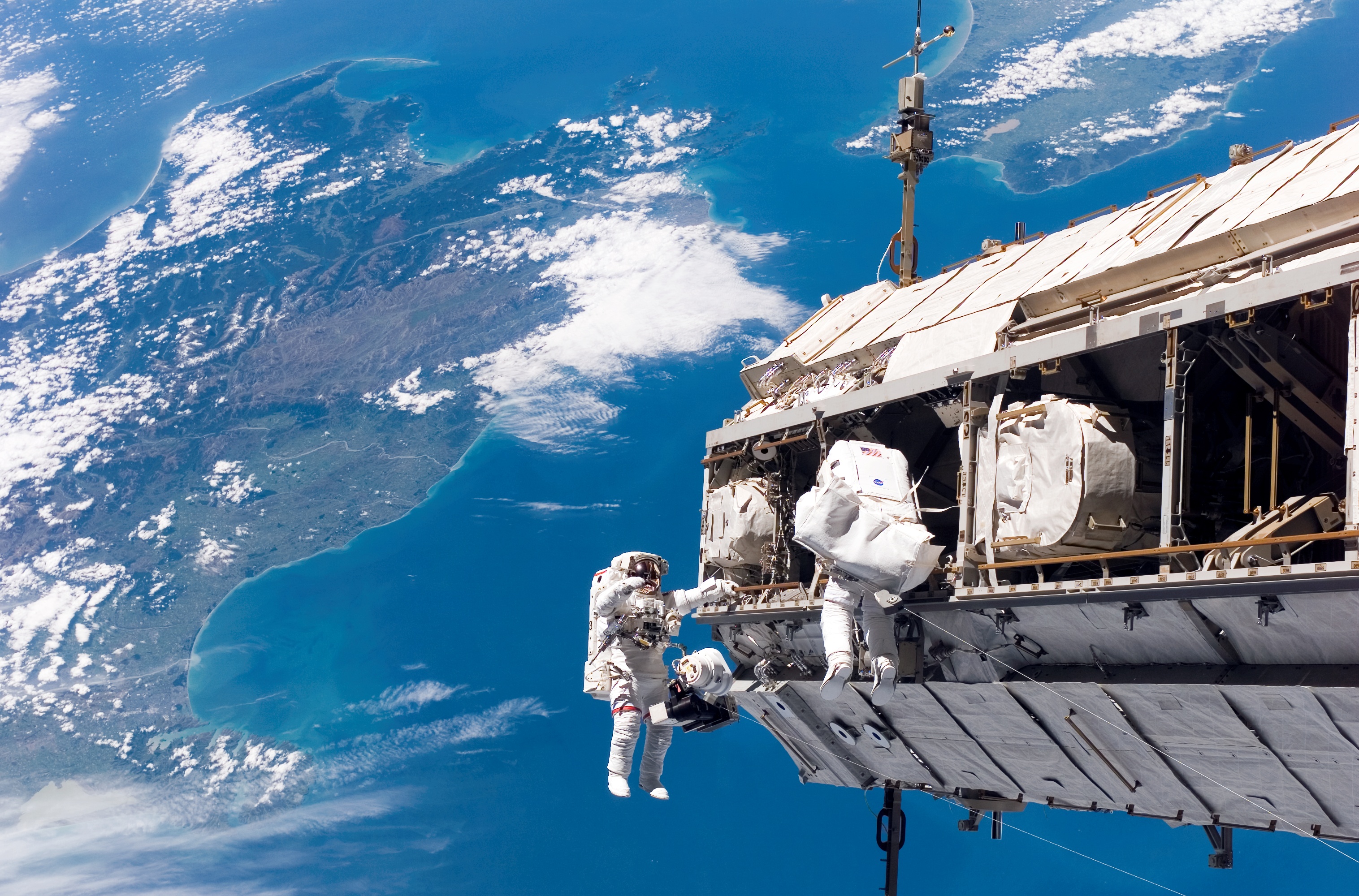 Űrséta Új-Zéland fölött a Nemzetközi Űrállomáson