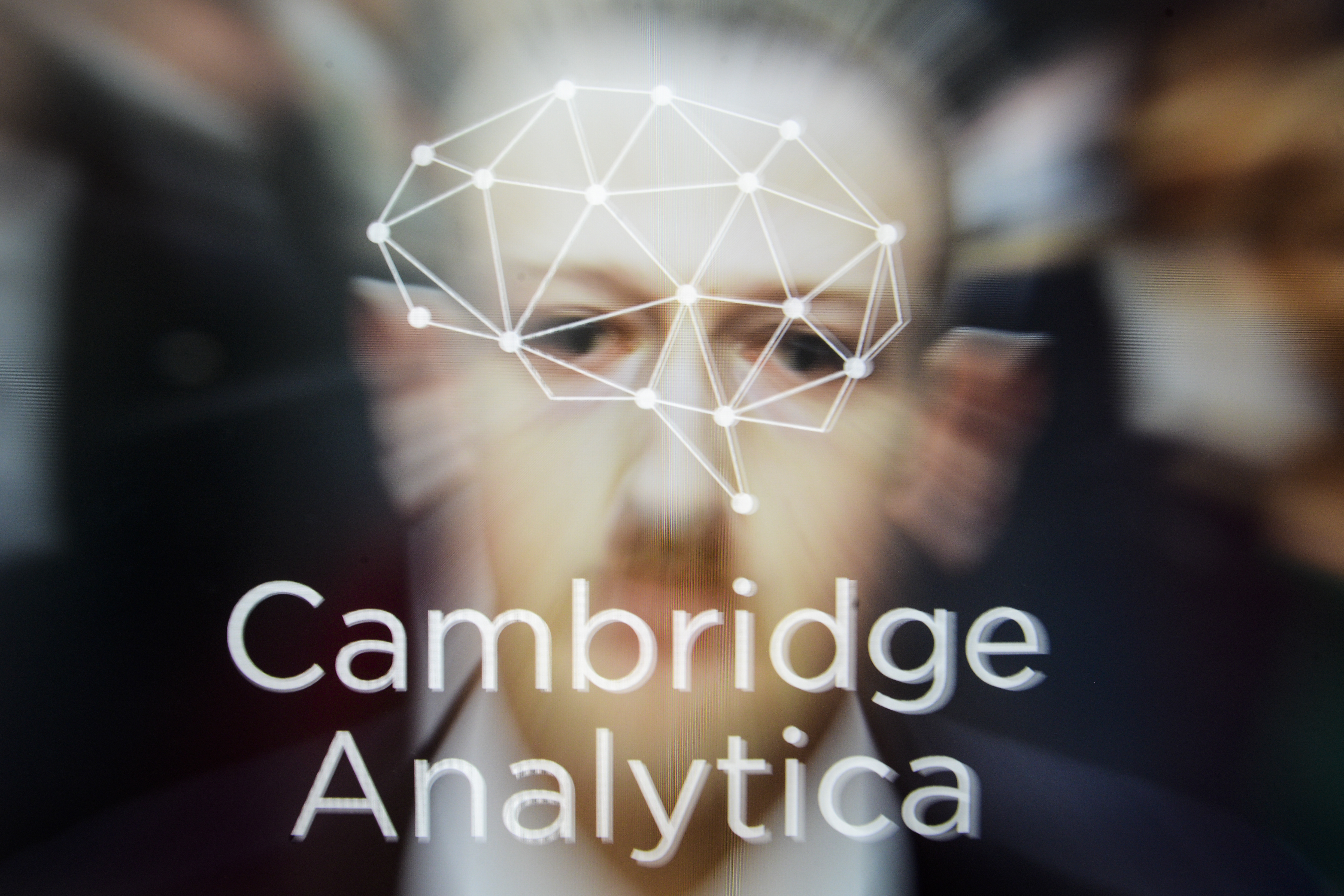 Csődöt jelentett a Cambridge Analytica, miközben az FBI nyomozást indított ellene