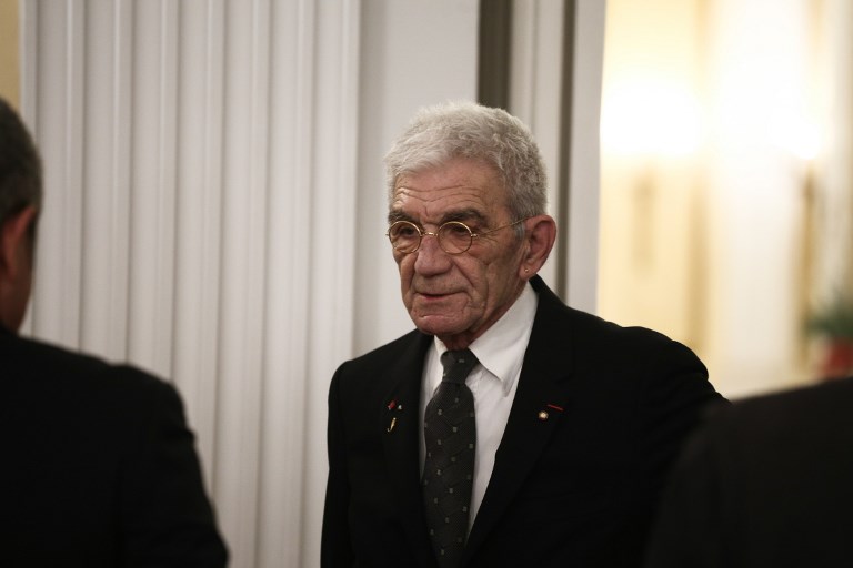 A földön rugdosták Szaloniki 75 éves polgármesterét