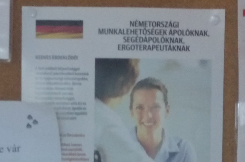 A hirdetőtáblán ajánlanak németországi munkát az ápolóknak a Flór Ferenc Kórházban