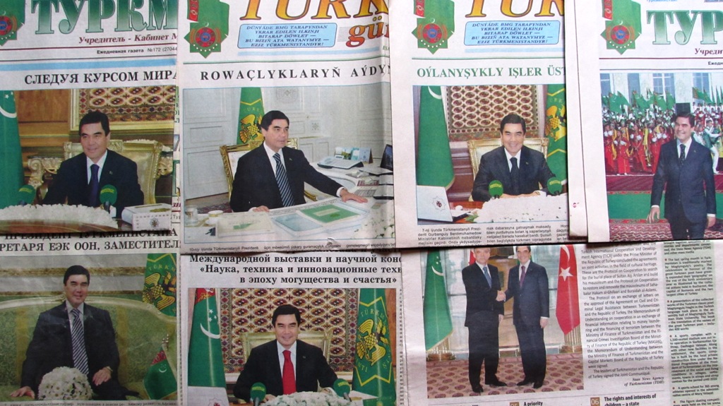 Bajba kerülnek a türkmének, akik olyan újsággal törlik ki a seggüket, melyben fotó van a helyi diktátorról