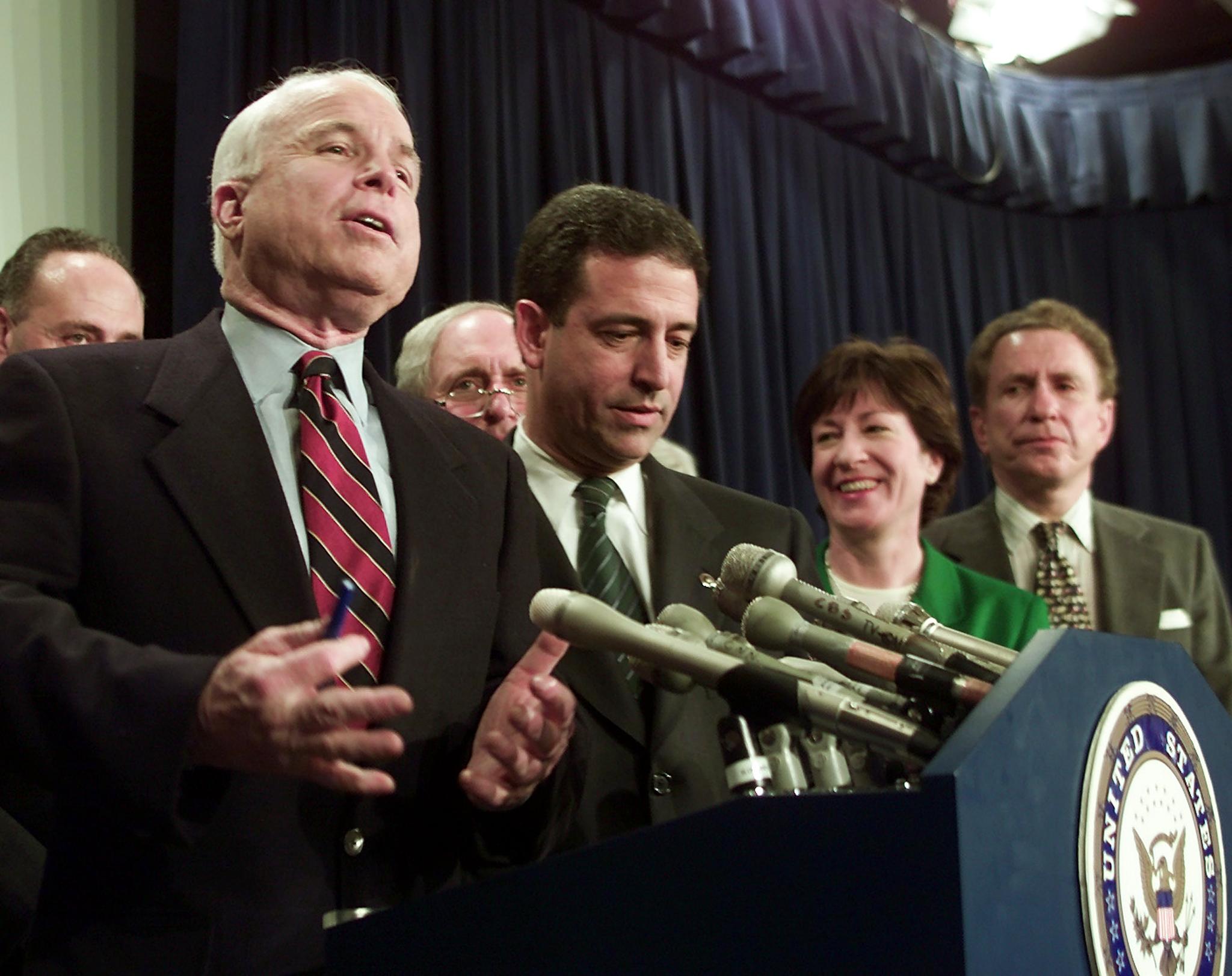 A republikánus John McCain és a demokrata Russell Feingold szenátorok sajtótájékoztatót tartanak, miután elfogadták közös törvényjavaslatukat a kampányfinanszírozás reformjáról