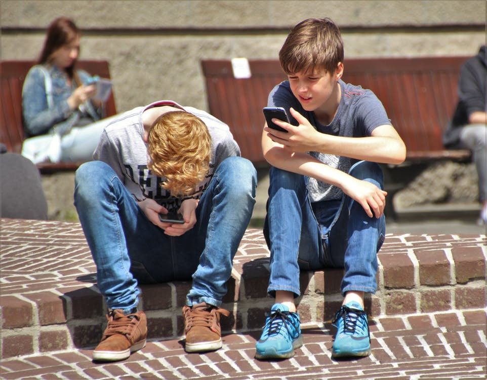 Kiderült, hogy nem a közösségi média teszi tönkre a fiatalokat