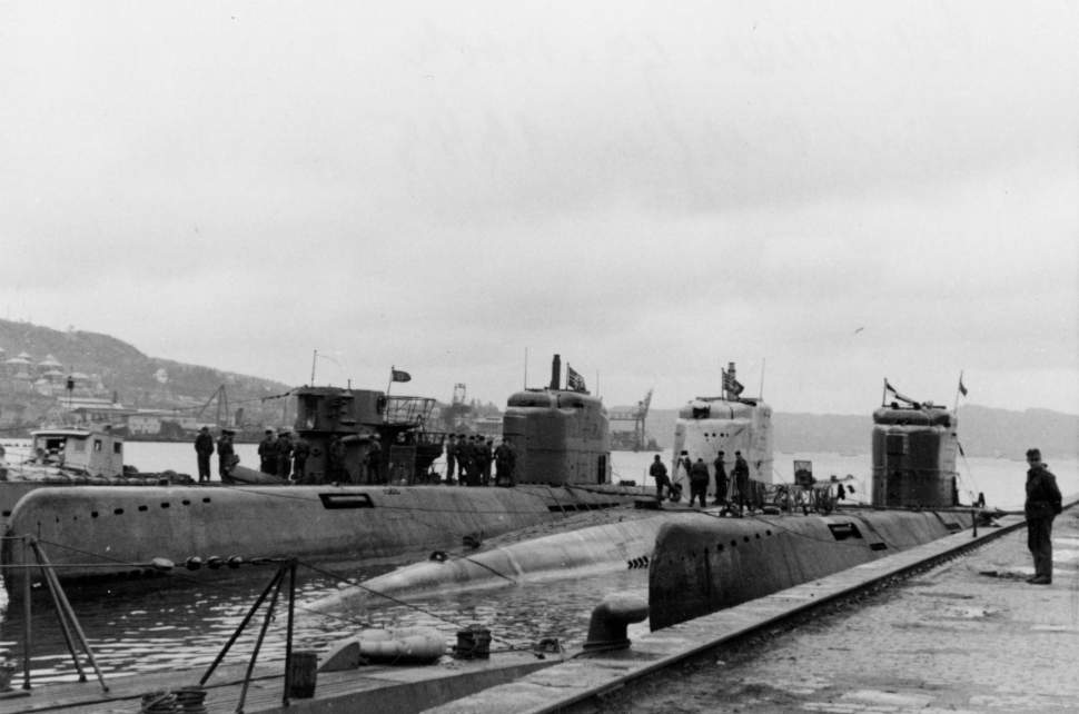 A XXI típusú tengeralattjáró (középen) Bergen kikötőjében, a kapituláció után