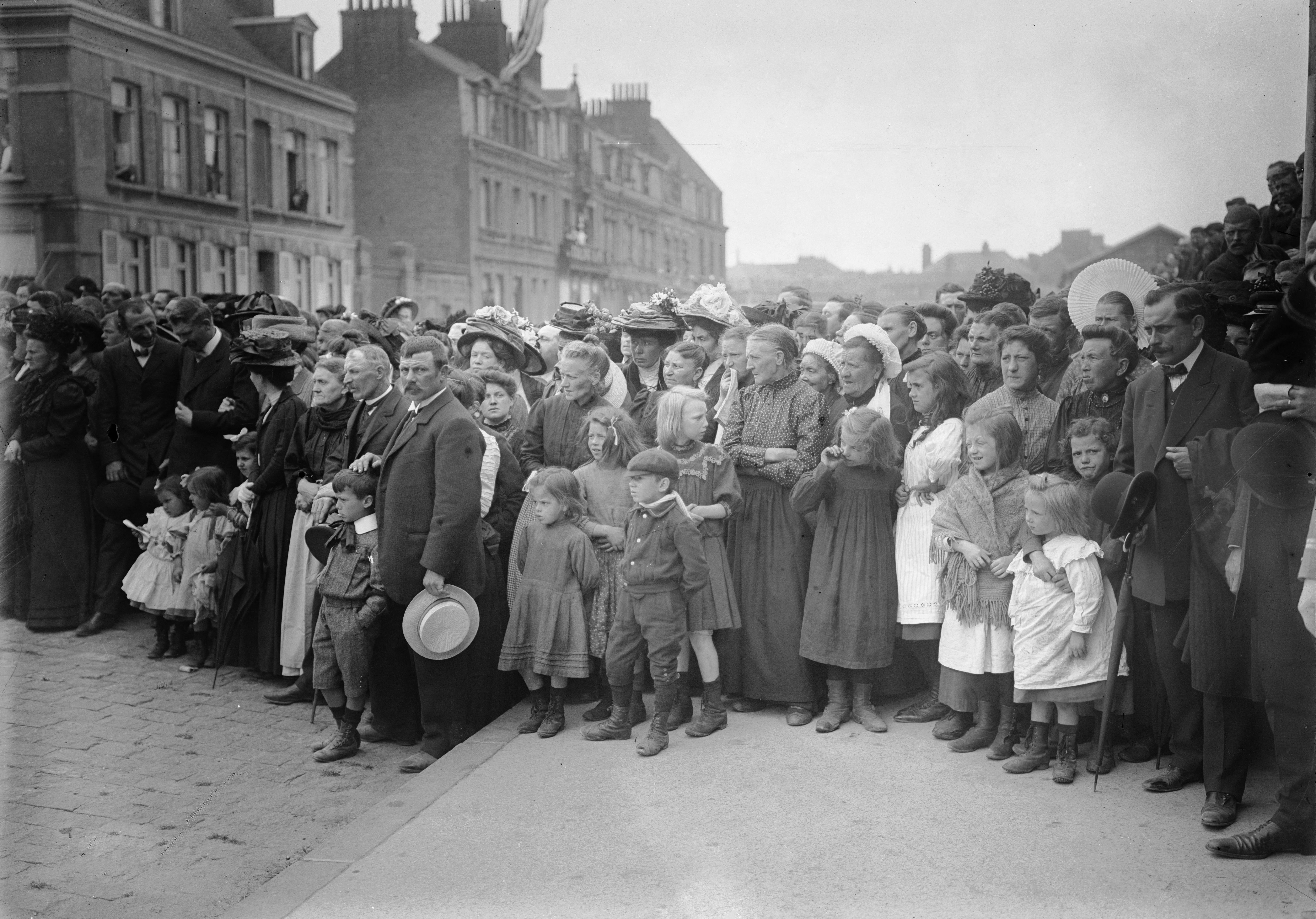A Pluvoise-on odaveszettek temetésére összegyűlt tömeg Calais utcáin 1910 júniusában