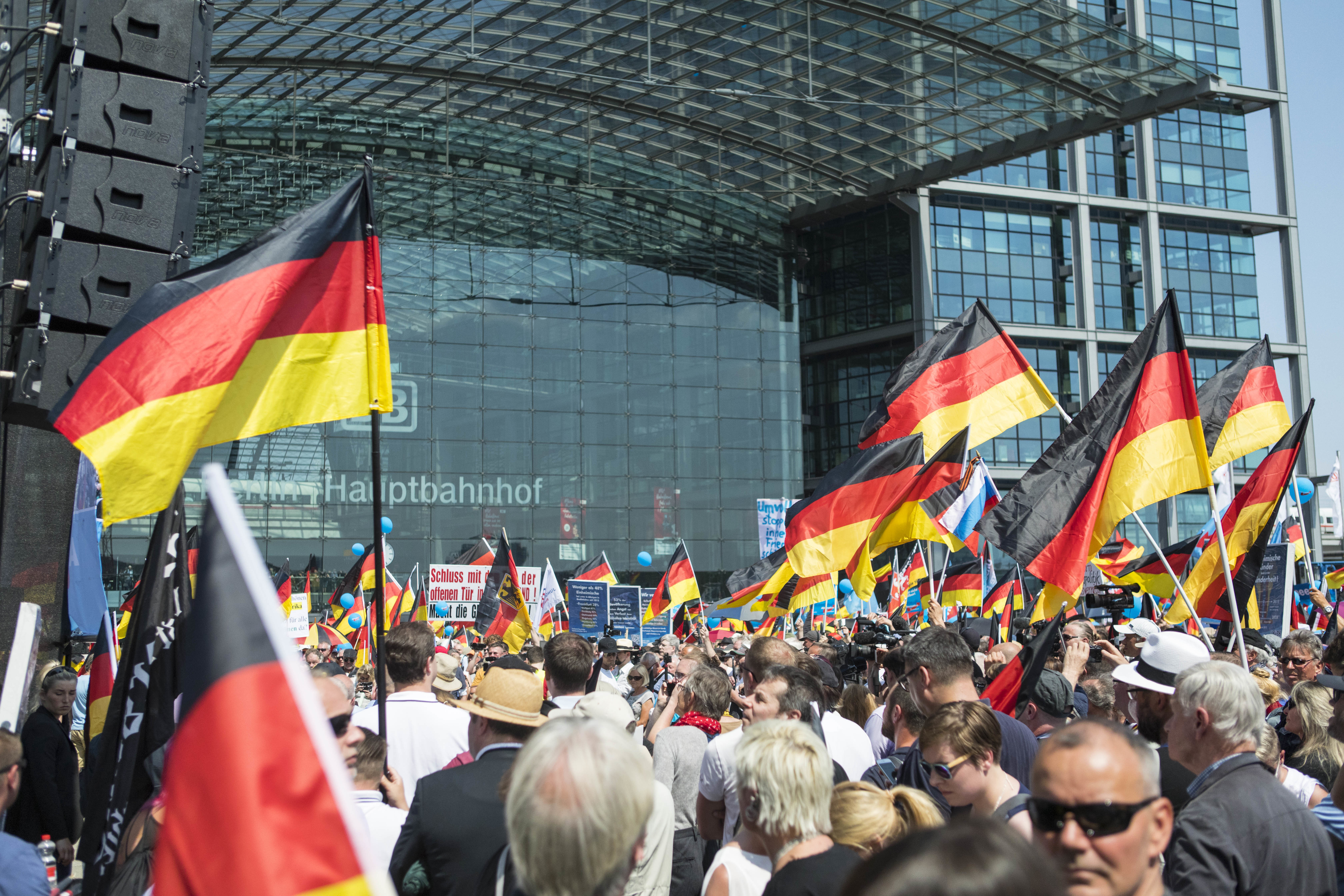 Több ezren vonultak az utcára Berlinben, technóval tiltakoznak a szélsőjobb ellen