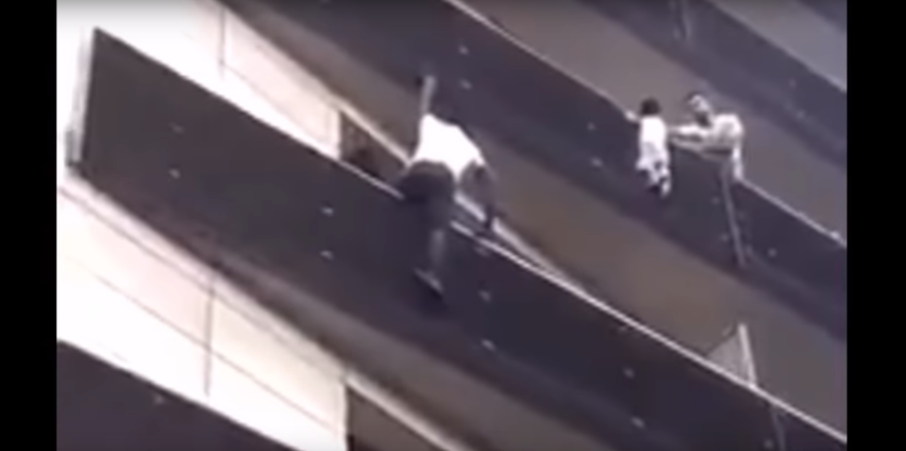 Videón a nap hőse: felmászott a negyedikre Párizsban, hogy megmentse az erkélyről csüngő gyereket