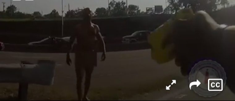 Publikálták a testkamerás felvételt arról, ahogy a rendőr agyonlövi a totál meztelen, láthatólag zavarodott fekete férfit