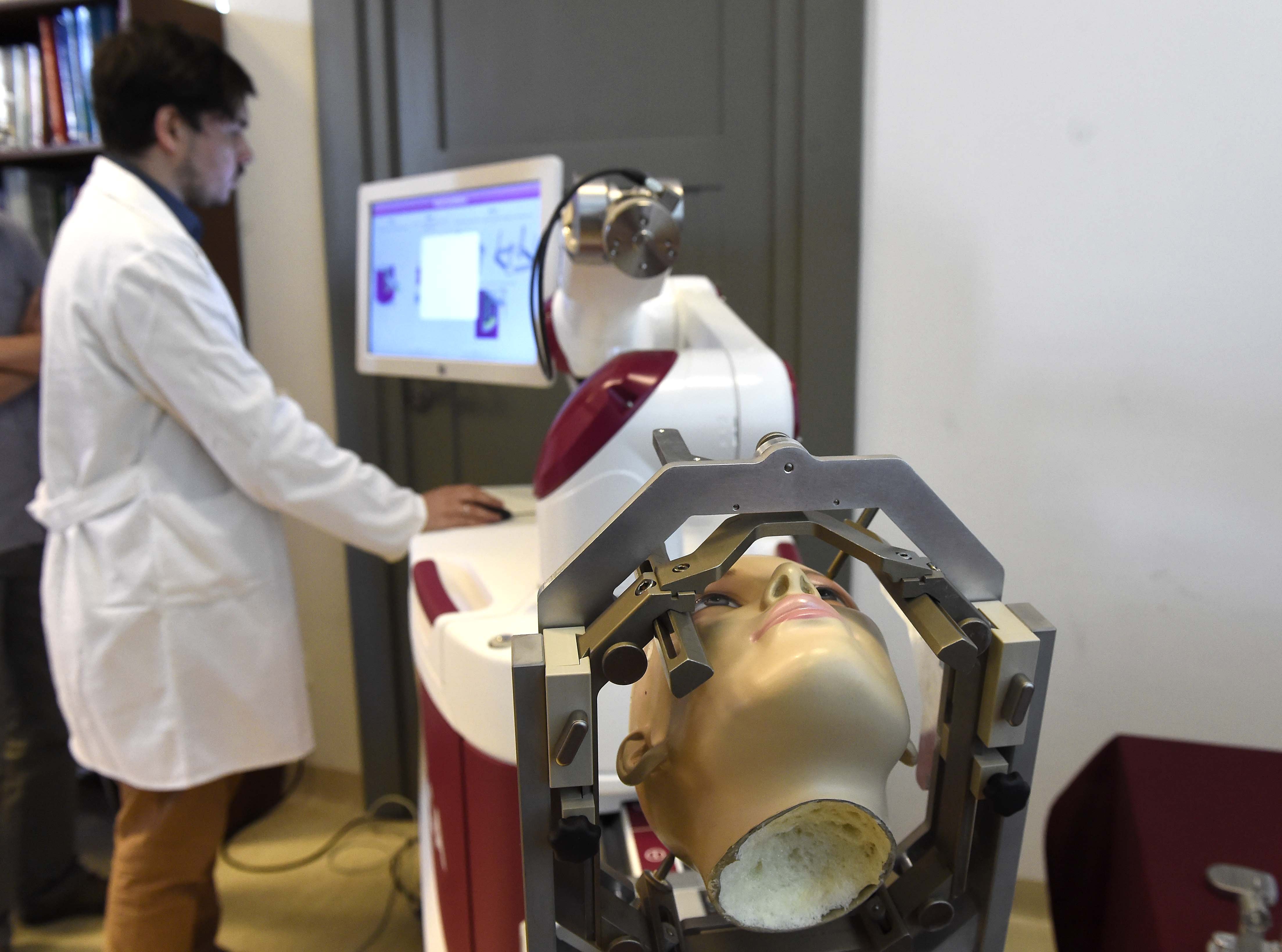 Először végeztek agyműtétet robottal Magyarországon