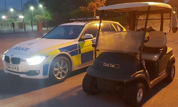Golfkocsival ment Mekibe hajnali négykor a két brit fiatal, gyanúsak lettek a rendőröknek