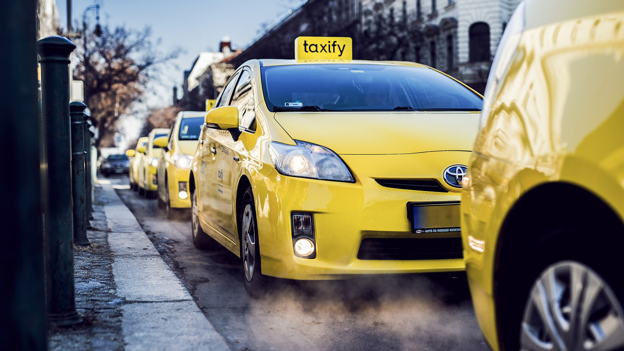 Желтая такси телефон. Желтый автомобиль. Такси. Такси фон. Машина "такси".