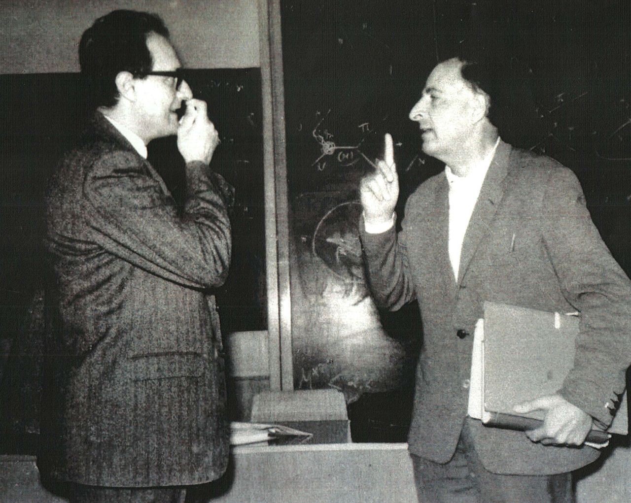 Carlo Franzinetti kísérleti fizikus (b) és Bruno Pontocarvo megbeszélése