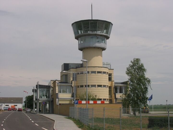 A Pécs-Pogány nemzetközi repülőtér főépülete, ettől nem messze történt a tragikus becsapódás