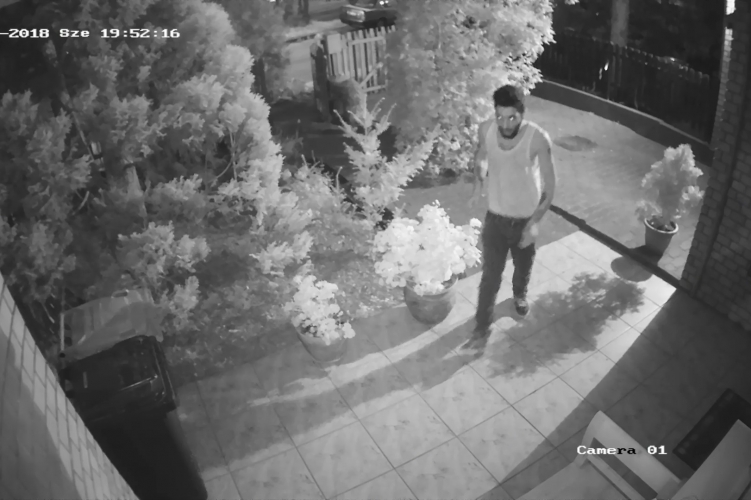 Egy fehér trikós férfi behatolt egy miskolci ház kertjébe, csak azért, hogy ellopjon egy virágládát